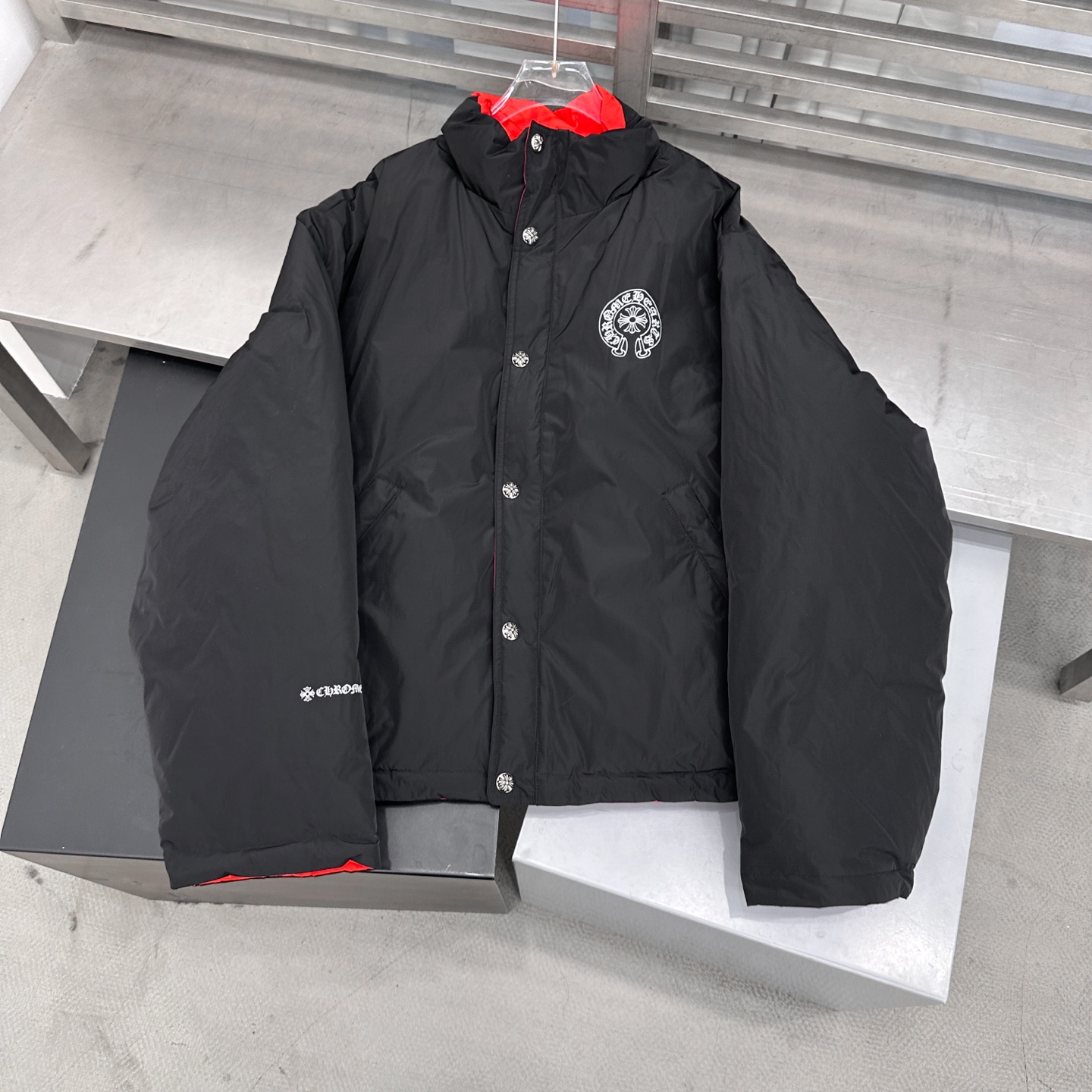 克罗心 ｜ 新款羽绒服，成衣四处印花标，外黑内红撞色设计，内外共用羽绒服面料，90白鹅绒，男女同款，尺码