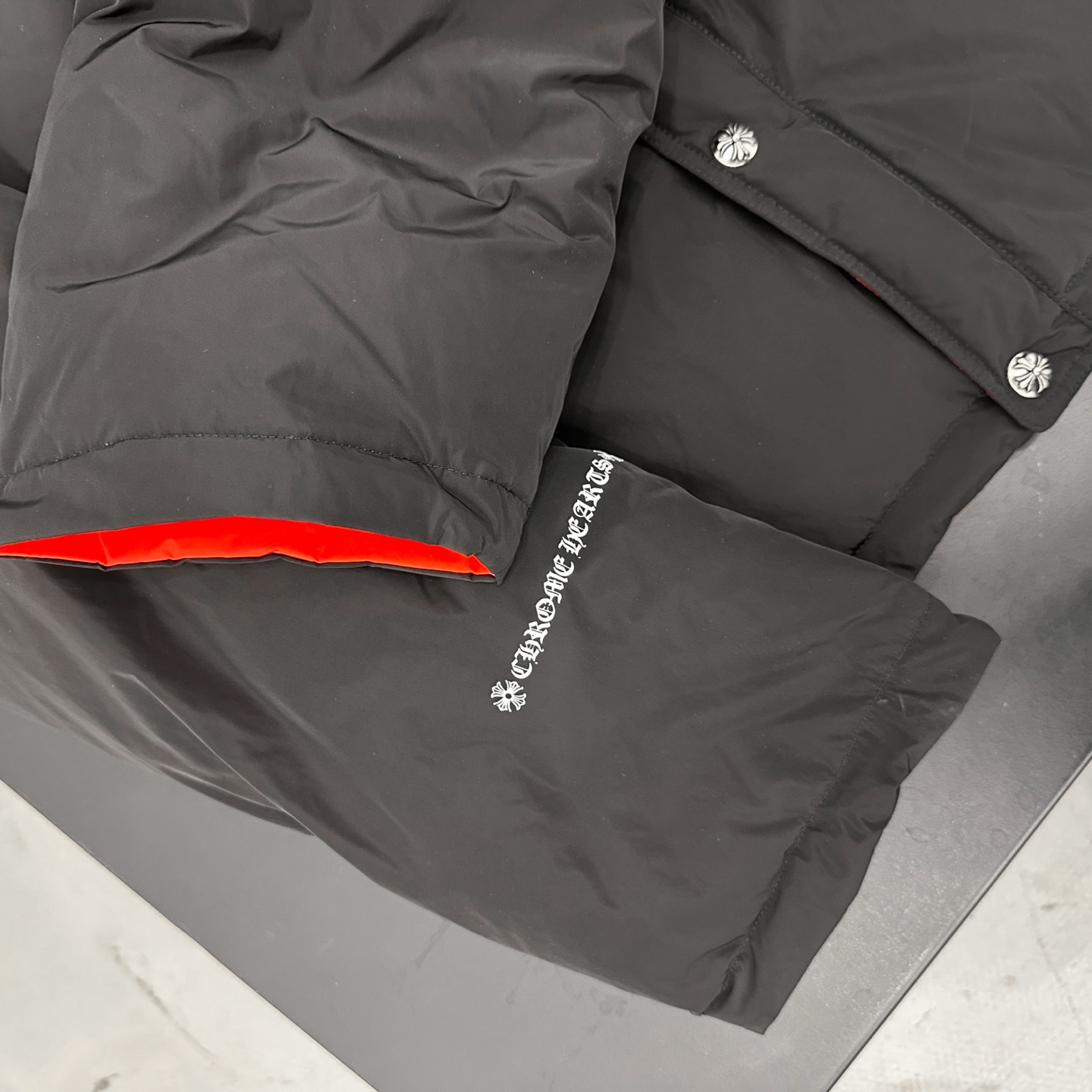 克罗心 ｜ 新款羽绒服，成衣四处印花标，外黑内红撞色设计，内外共用羽绒服面料，90白鹅绒，男女同款，尺码