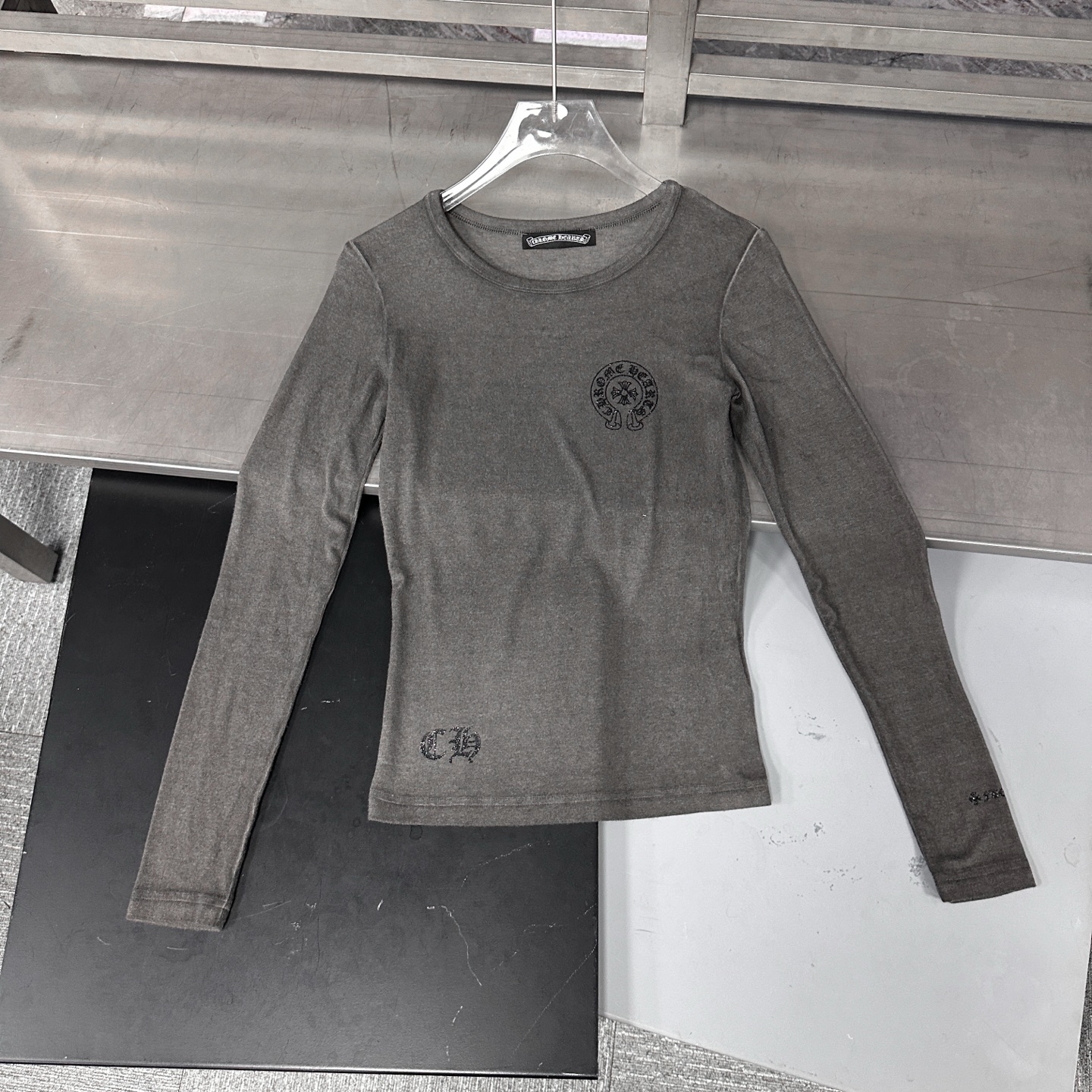 克罗心 ｜ 新款长袖打底，成衣洗水炒色工艺加5处印花，人棉混纺面料亲肤感超强，尺码sml