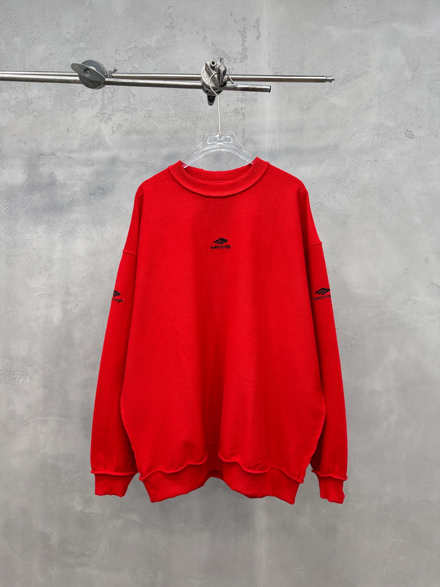 巴黎 ｜ 新款圆领卫衣，成衣洗水炒色吊磨工艺加四处绣花，男女同款，尺码sml