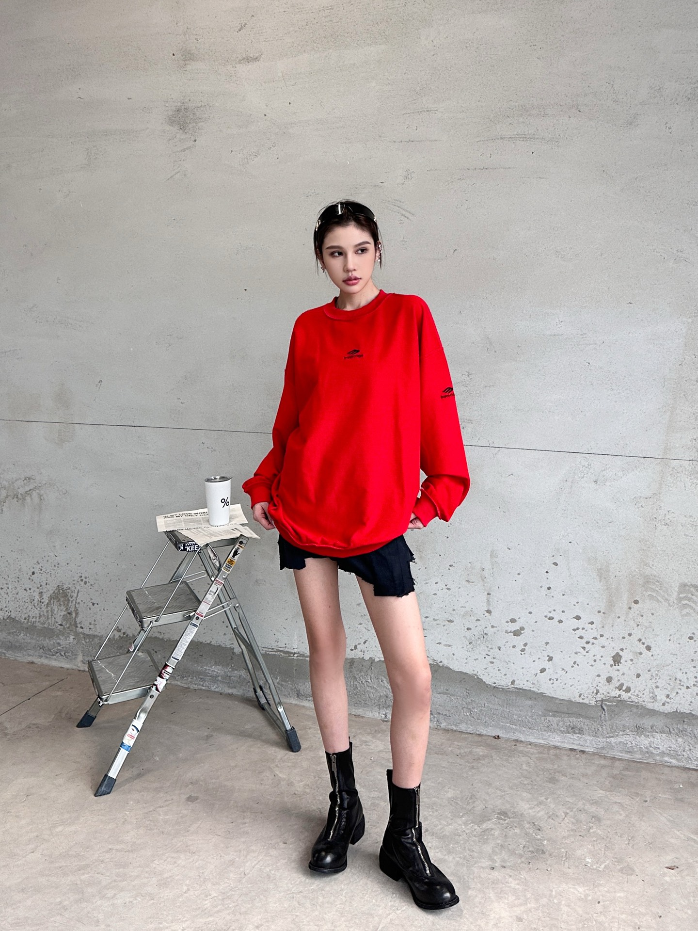 巴黎 ｜ 新款圆领卫衣，成衣洗水炒色吊磨工艺加四处绣花，男女同款，尺码sml