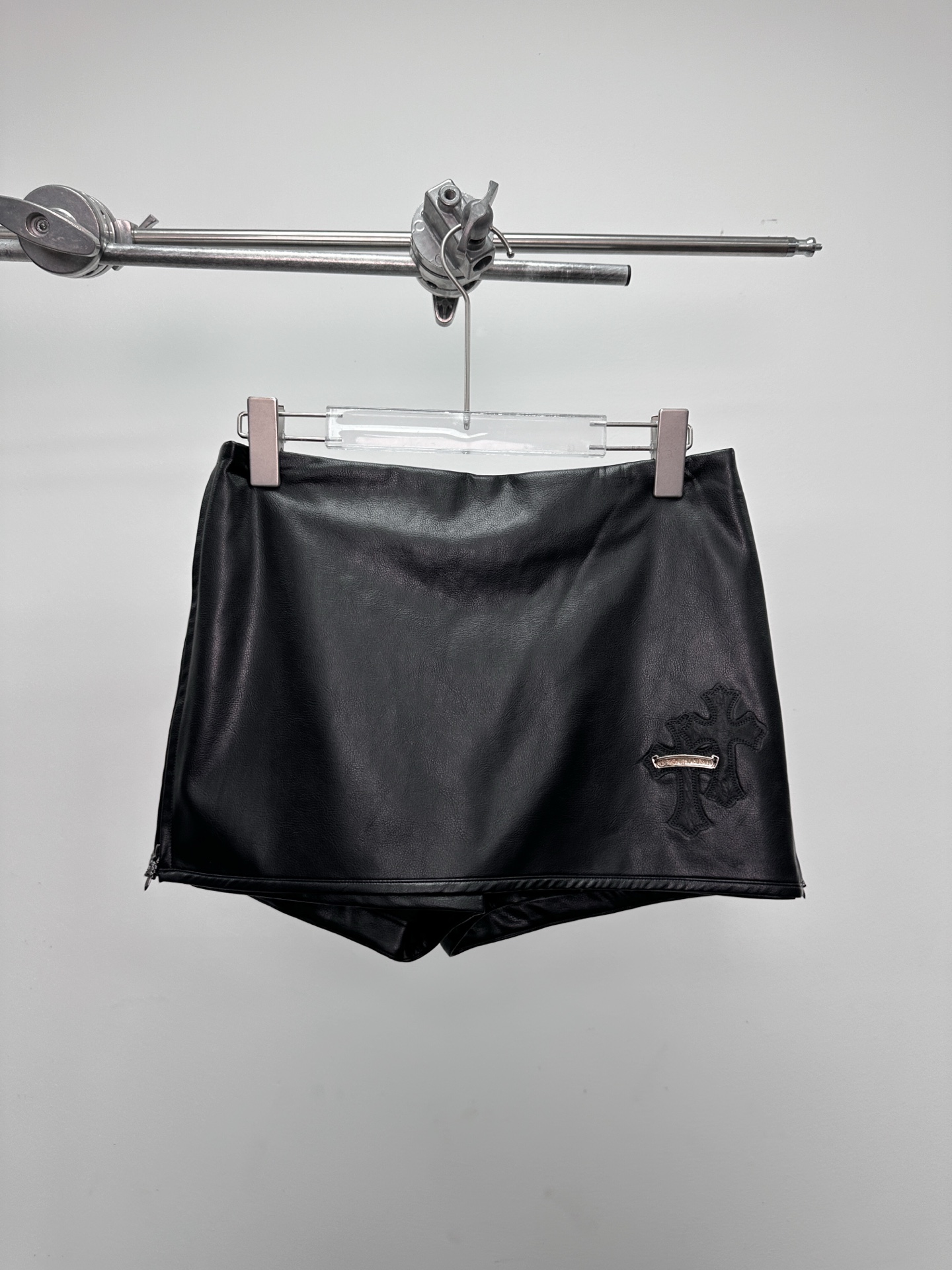 🌾克罗心 ｜ 新款pu短裙裤，经典刺绣标手工刺绣十字标，pu环保面料，短裙裤设计，休闲时尚，尺码sml