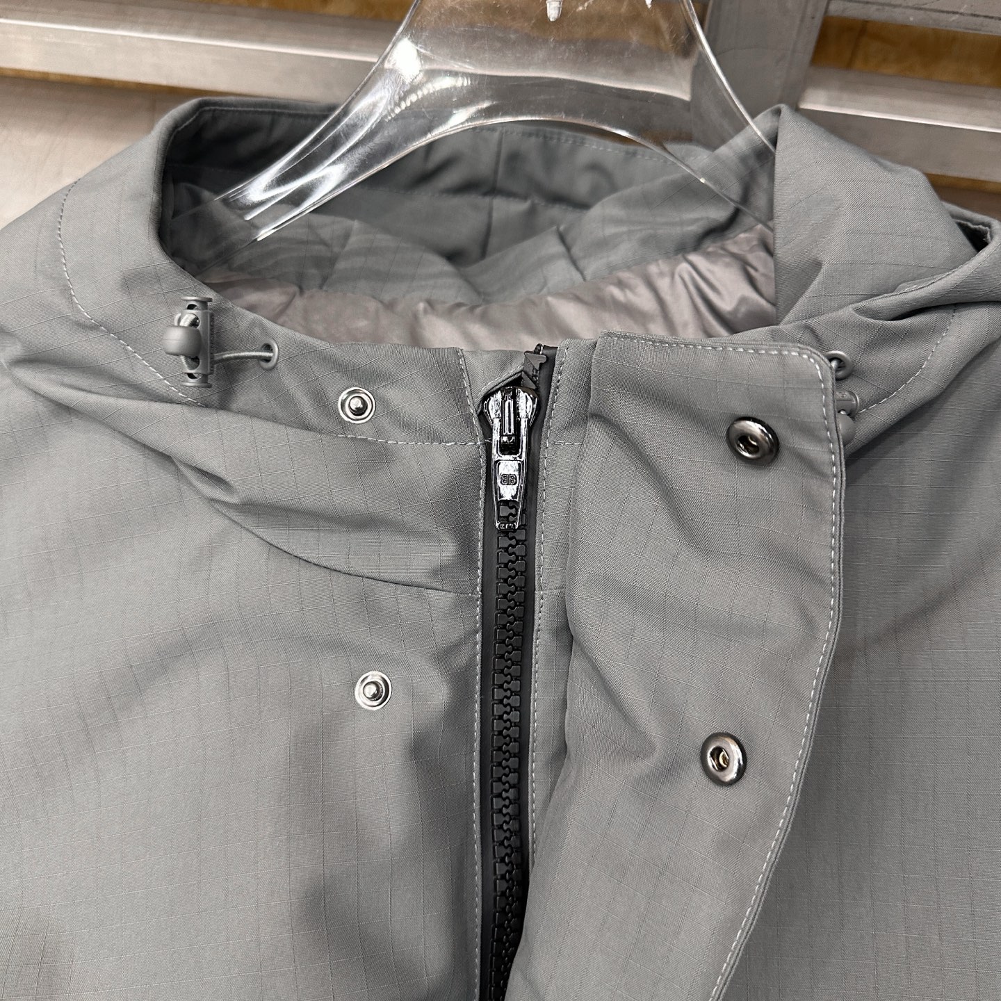 🌾巴黎 ｜ 新款羽绒服，成衣多处刺绣标，经典品牌格纹三防面料，90白鹅绒填充，男女同款，尺码sml