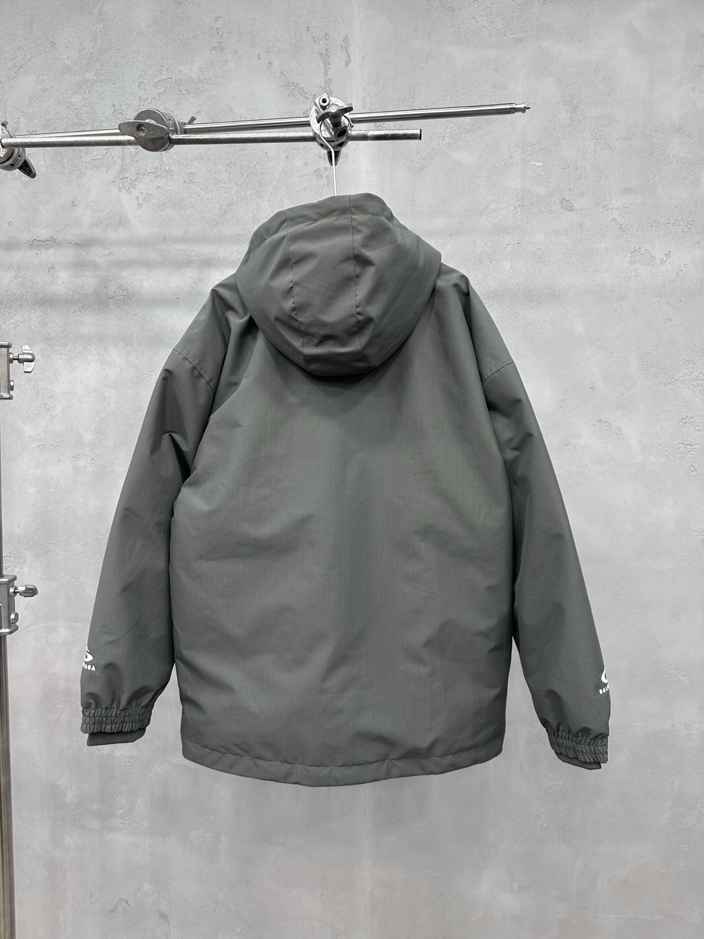 🌾巴黎 ｜ 新款羽绒服，成衣多处刺绣标，经典品牌格纹三防面料，90白鹅绒填充，男女同款，尺码sml