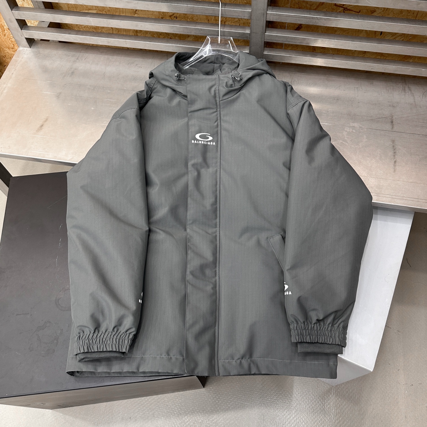 🌾巴黎 ｜ 新款羽绒服，成衣多处刺绣标，经典品牌格纹三防面料，90白鹅绒填充，男女同款，尺码sml