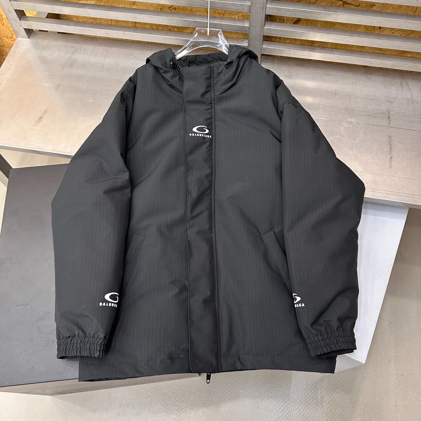 🌾巴黎 ｜ 新款羽绒服，成衣多处刺绣标，经典品牌格纹三防面料，90白鹅绒填充，男女同款，尺码sml