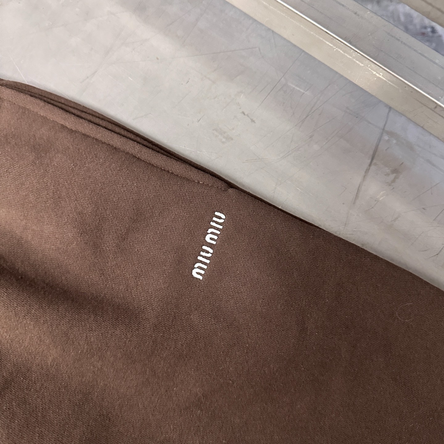 🌾miu ｜ 新款休闲裤，经典刺绣标成衣洗水工艺，高密保暖抓绒面料，男女同款，尺码sml