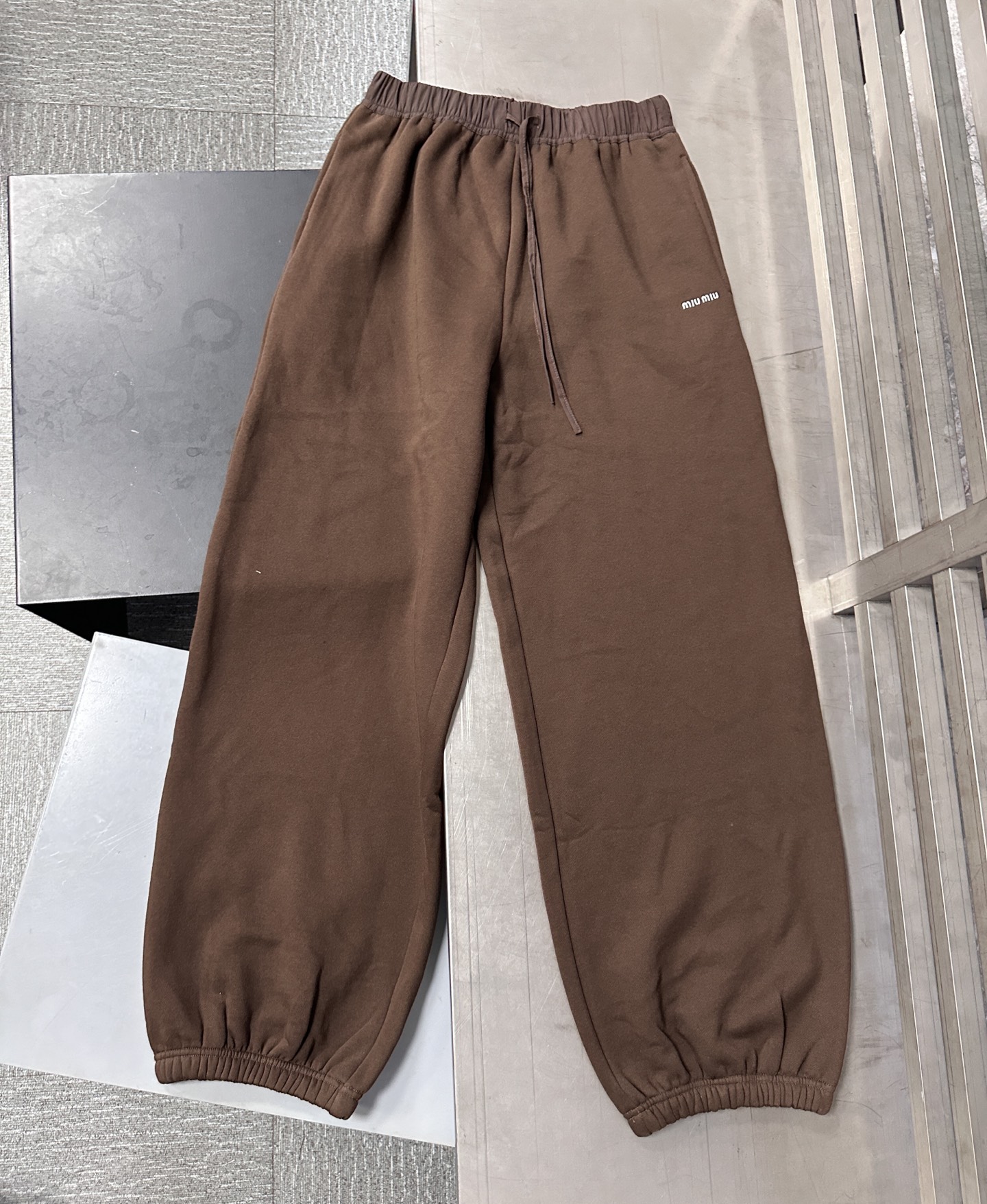 🌾miu ｜ 新款休闲裤，经典刺绣标成衣洗水工艺，高密保暖抓绒面料，男女同款，尺码sml