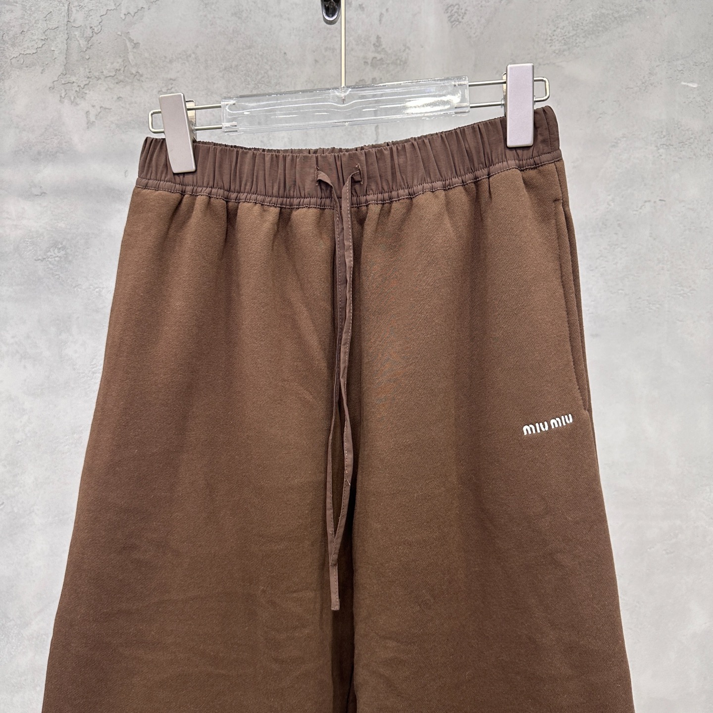 🌾miu ｜ 新款休闲裤，经典刺绣标成衣洗水工艺，高密保暖抓绒面料，男女同款，尺码sml