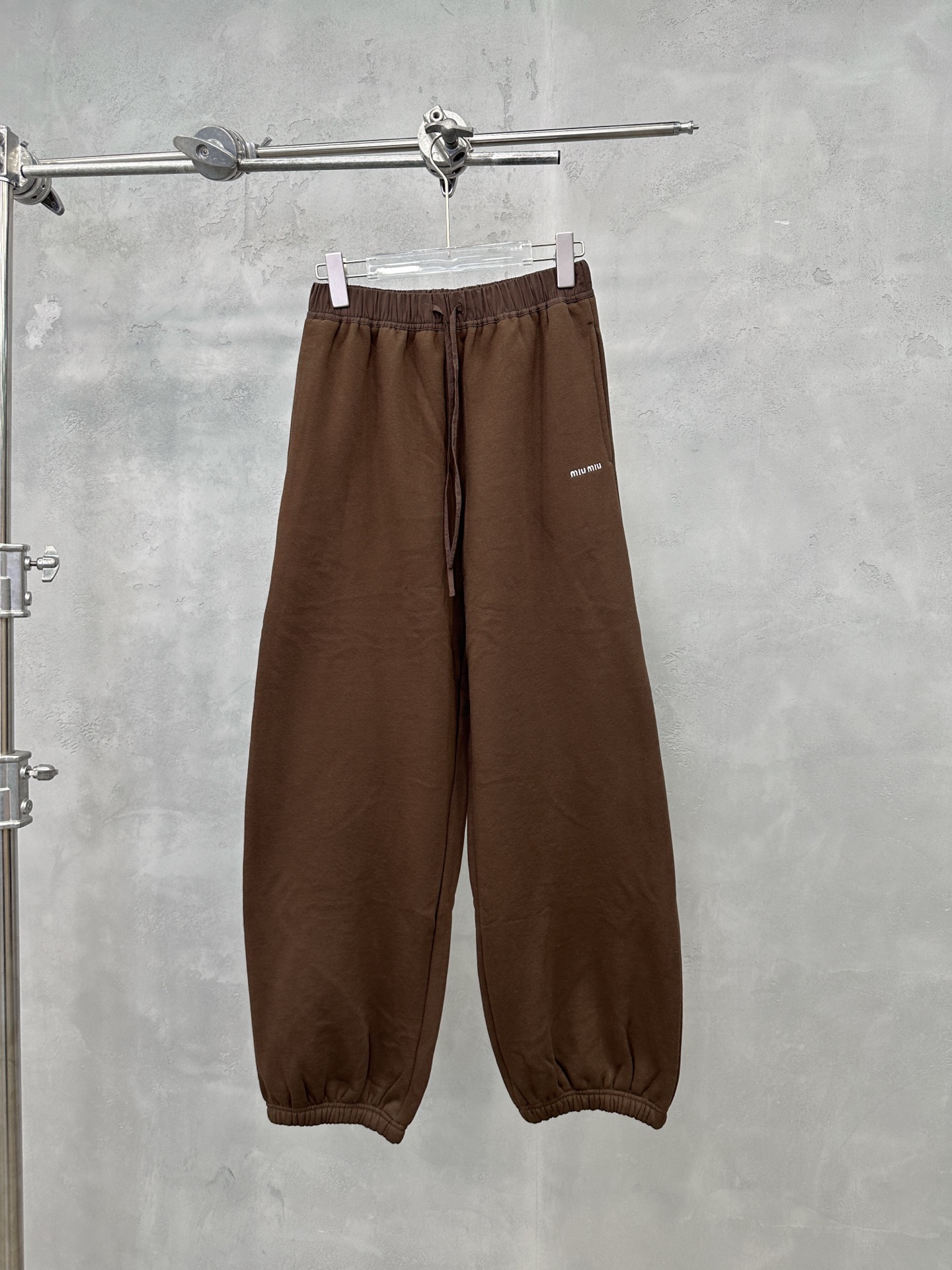 🌾miu ｜ 新款休闲裤，经典刺绣标成衣洗水工艺，高密保暖抓绒面料，男女同款，尺码sml
