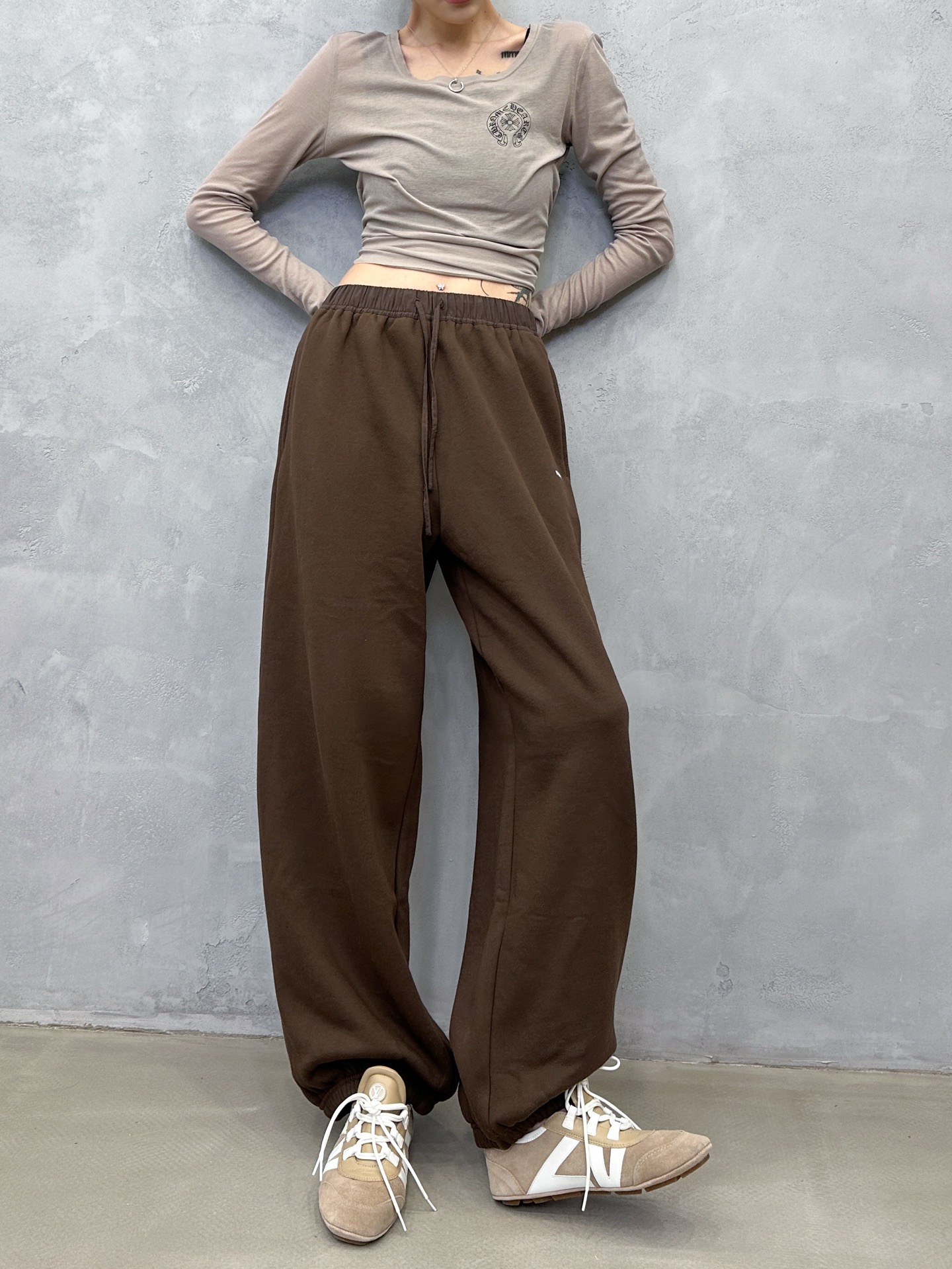 🌾miu ｜ 新款休闲裤，经典刺绣标成衣洗水工艺，高密保暖抓绒面料，男女同款，尺码sml