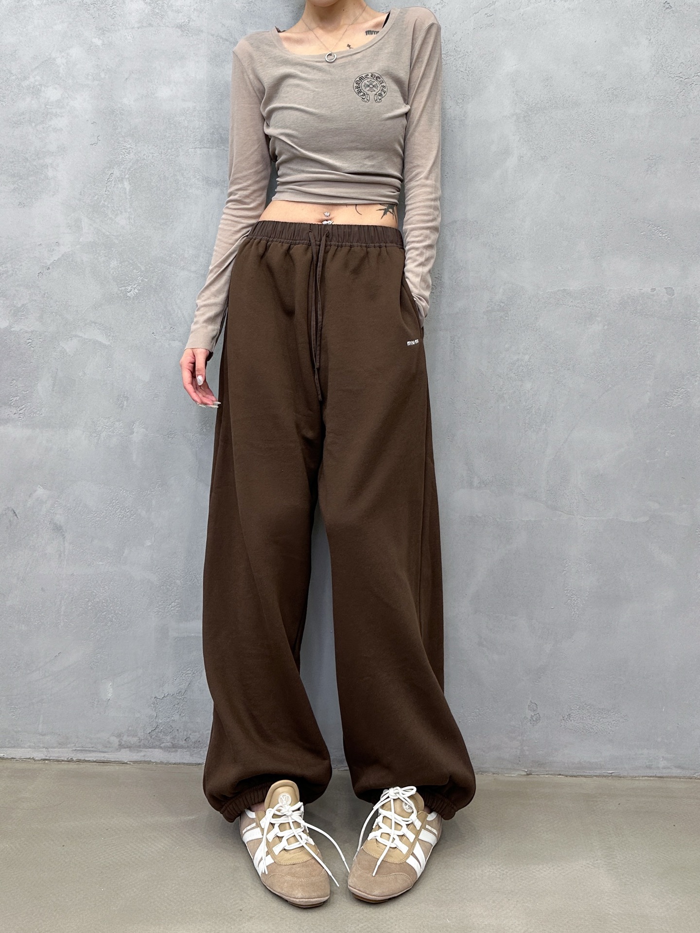 🌾miu ｜ 新款休闲裤，经典刺绣标成衣洗水工艺，高密保暖抓绒面料，男女同款，尺码sml