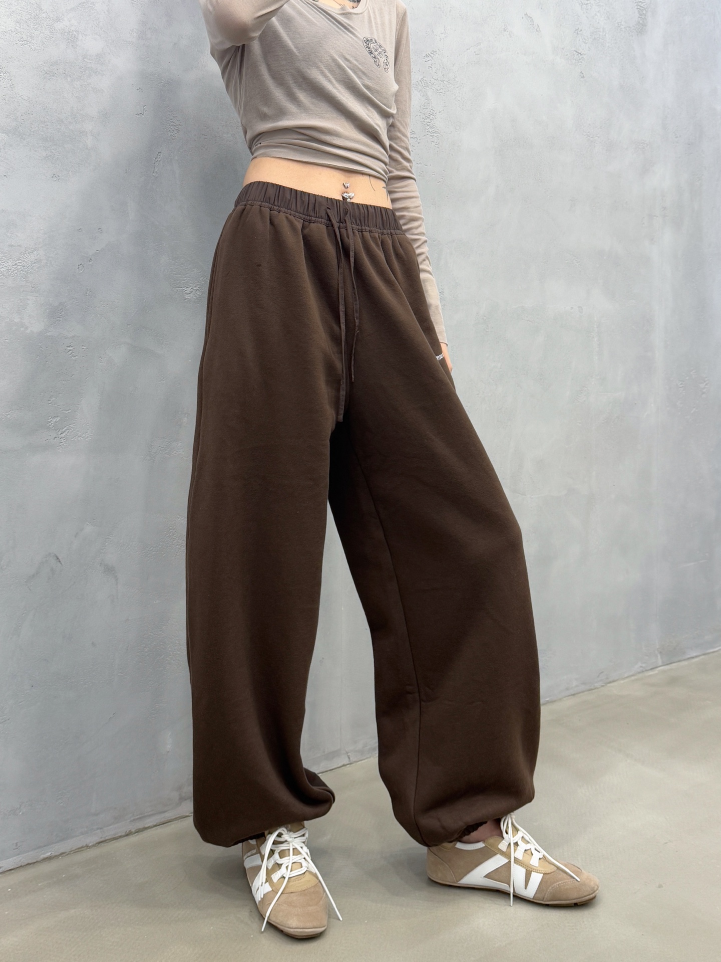 🌾miu ｜ 新款休闲裤，经典刺绣标成衣洗水工艺，高密保暖抓绒面料，男女同款，尺码sml