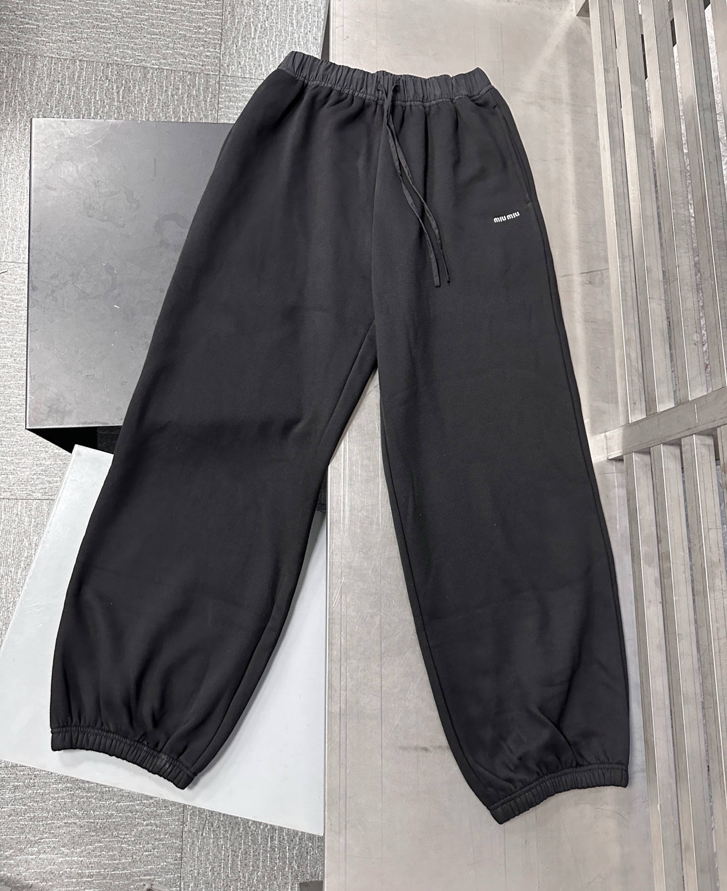 🌾miu ｜ 新款休闲裤，经典刺绣标成衣洗水工艺，高密保暖抓绒面料，男女同款，尺码sml