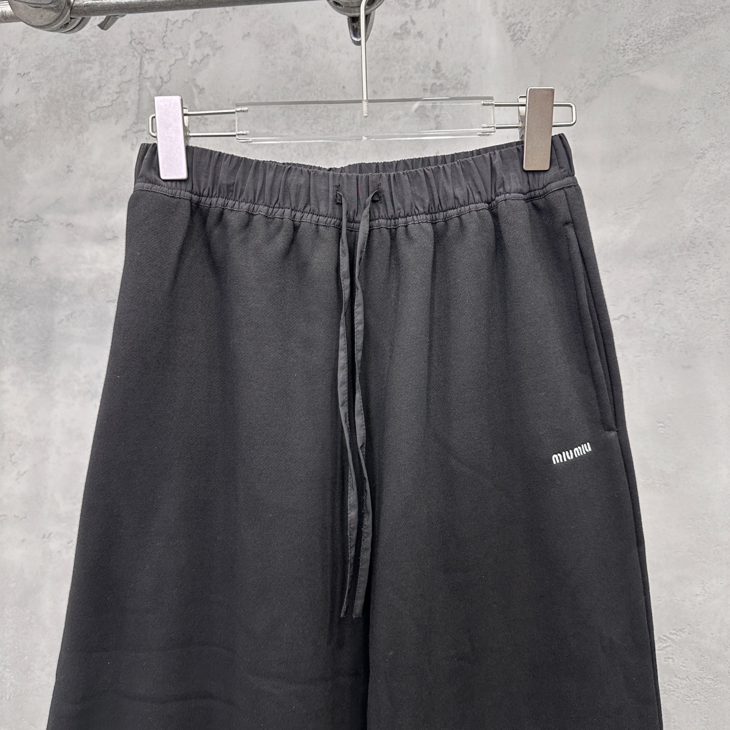 🌾miu ｜ 新款休闲裤，经典刺绣标成衣洗水工艺，高密保暖抓绒面料，男女同款，尺码sml