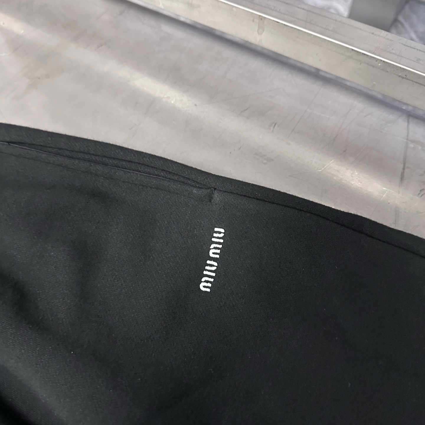 🌾miu ｜ 新款休闲裤，经典刺绣标成衣洗水工艺，高密保暖抓绒面料，男女同款，尺码sml