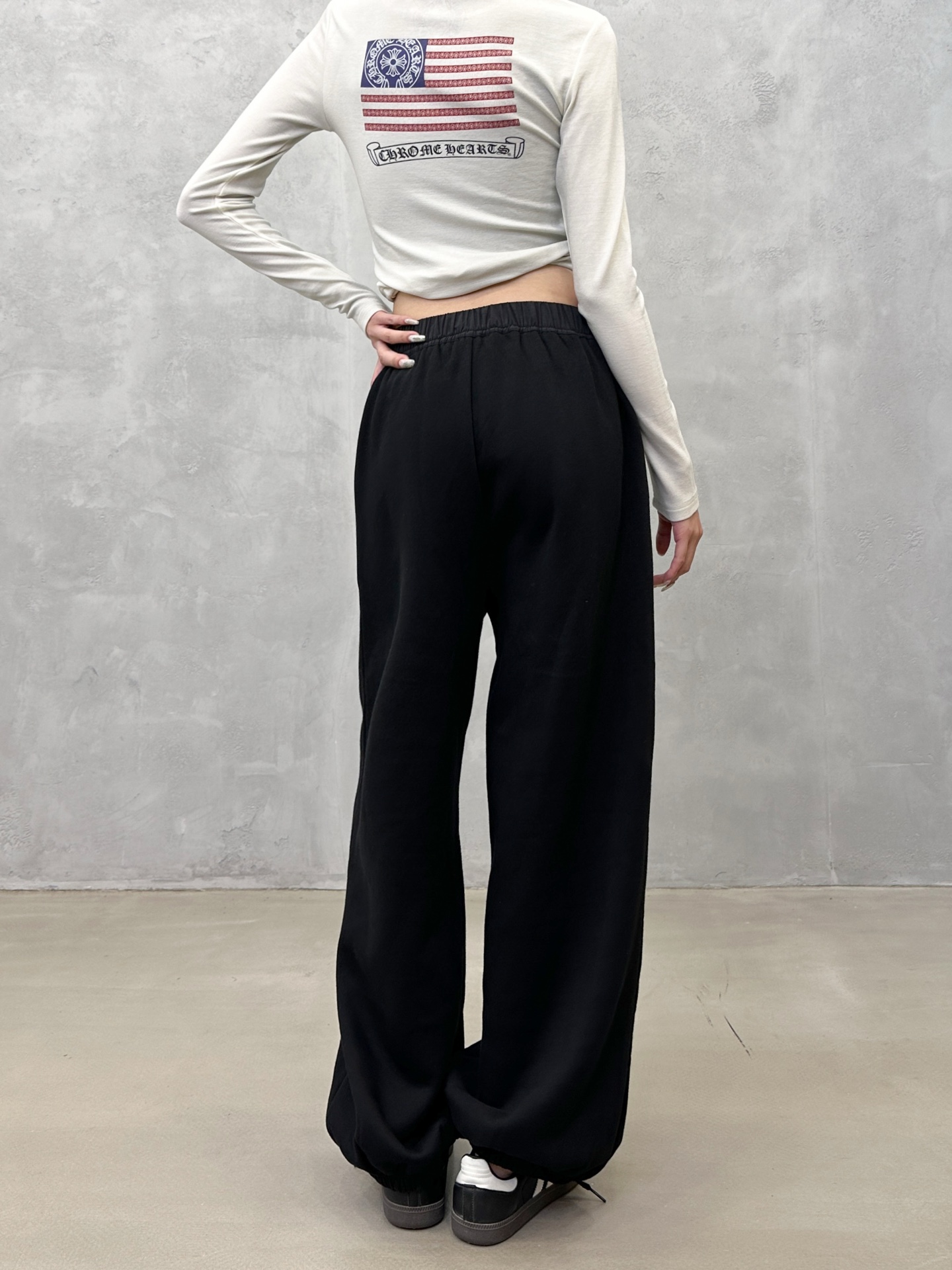 🌾miu ｜ 新款休闲裤，经典刺绣标成衣洗水工艺，高密保暖抓绒面料，男女同款，尺码sml