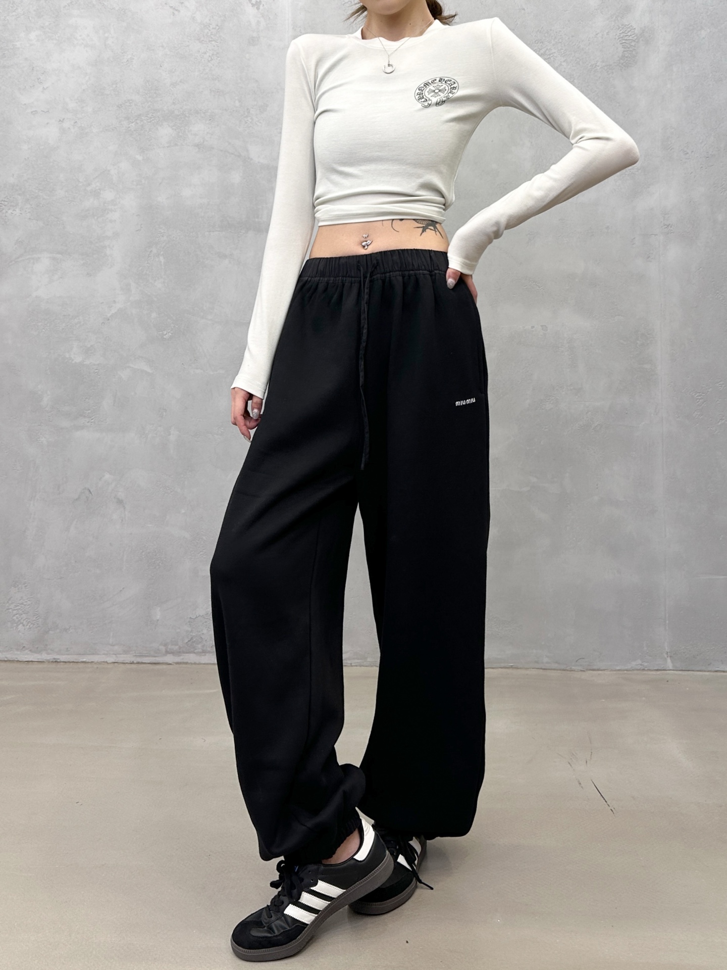 🌾miu ｜ 新款休闲裤，经典刺绣标成衣洗水工艺，高密保暖抓绒面料，男女同款，尺码sml