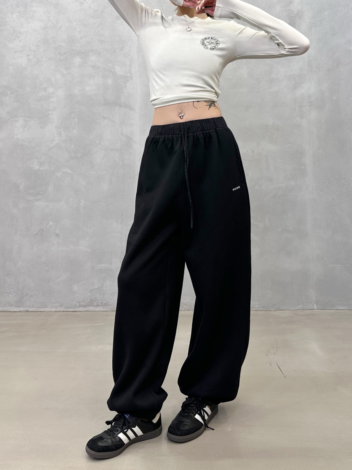 🌾miu ｜ 新款休闲裤，经典刺绣标成衣洗水工艺，高密保暖抓绒面料，男女同款，尺码sml