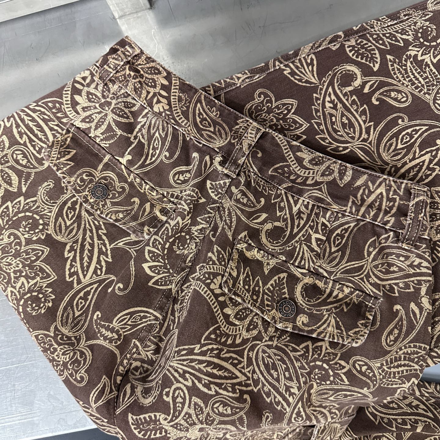 🌾Acne ｜ 新款休闲工装裤，成衣重洗水工艺加卡其布坯布印腰果花图案，时尚休闲，尺码sml