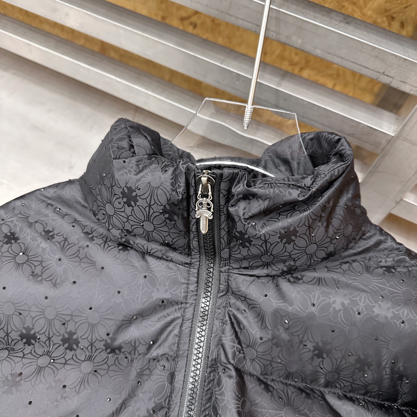 🌾克罗心 ｜ 新款羽绒服，品牌经典提花面料加全身成衣烫钻工艺，90白鹅绒填充，尺码sml