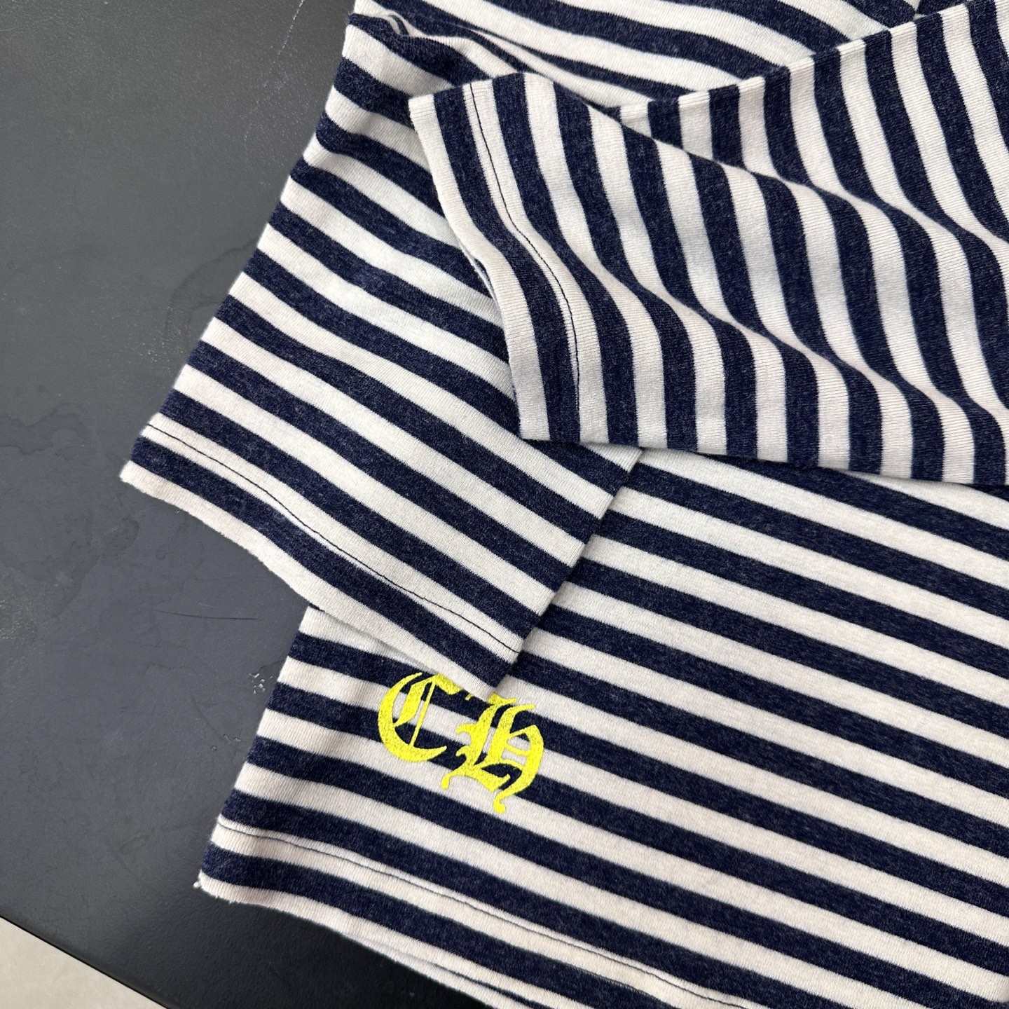 🌾克罗心 ｜ 新款长袖t，成衣洗水多处印花工艺，散口剪边做工，人棉混纺条纹面料，休闲时尚，尺码sml