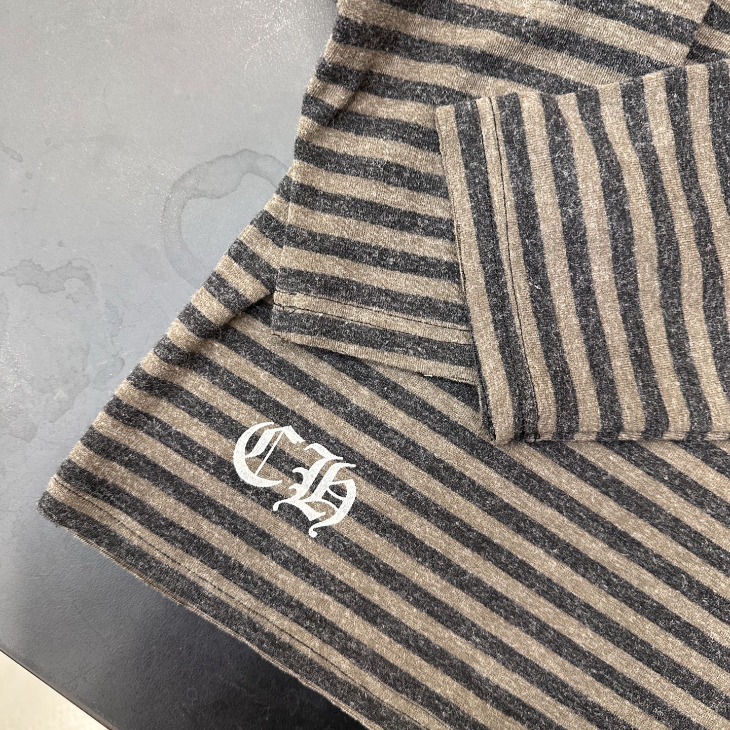 🌾克罗心 ｜ 新款长袖t，成衣洗水多处印花工艺，散口剪边做工，人棉混纺条纹面料，休闲时尚，尺码sml