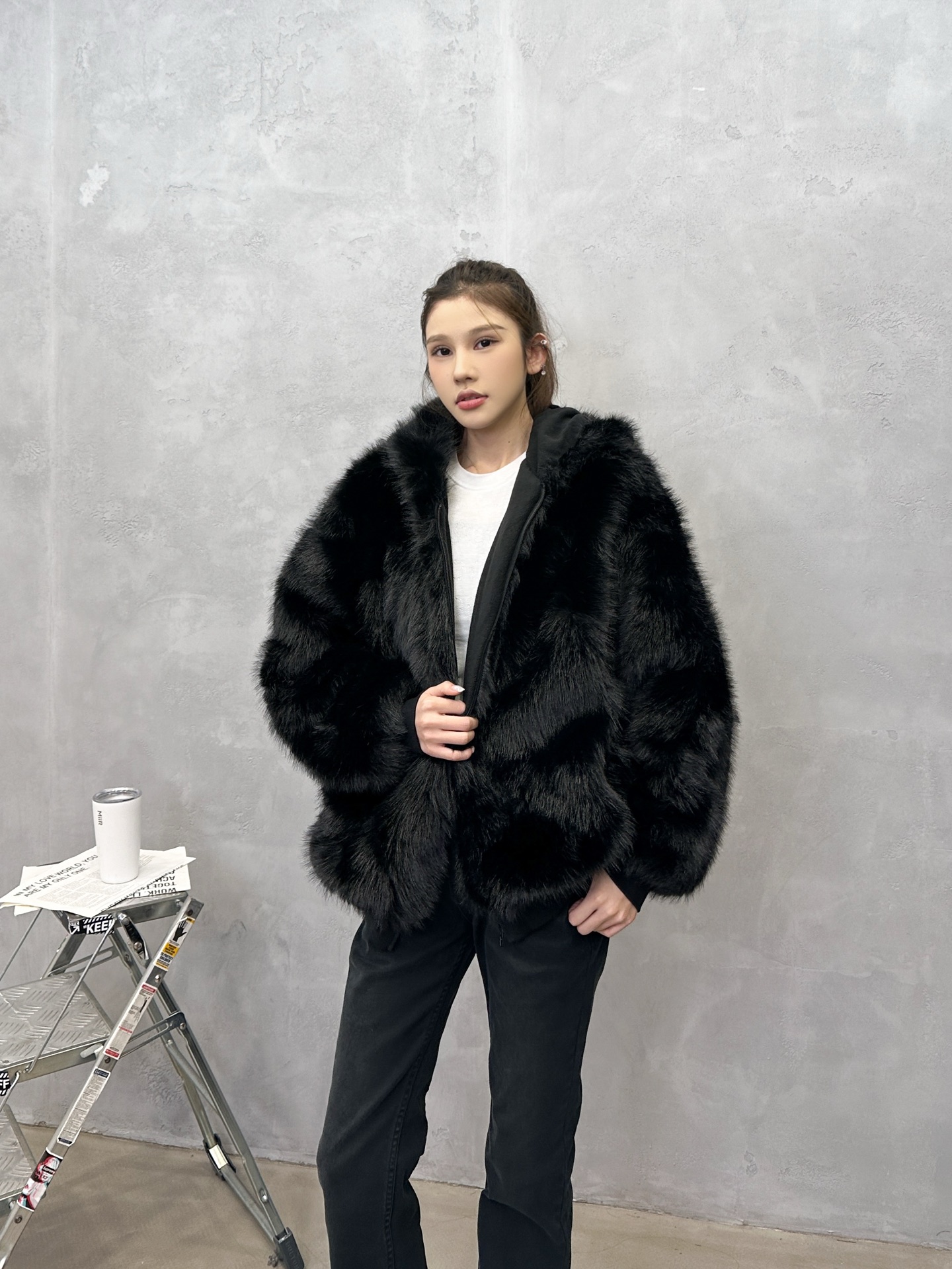 🌾NEW｜新款外套，进口环保皮草面布，里布采用高密度颗粒绒面料，柔软贴身保暖舒适，连帽设计俏皮可爱，宽松