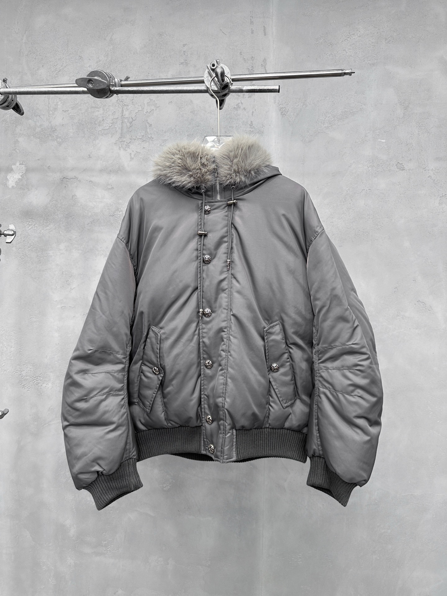 🌾克罗心 ｜ 新款羽绒服，经典品牌五金配饰，飞行员夹克版型，环保仿毛冒领，90白鹅绒填充，男女同款，尺码