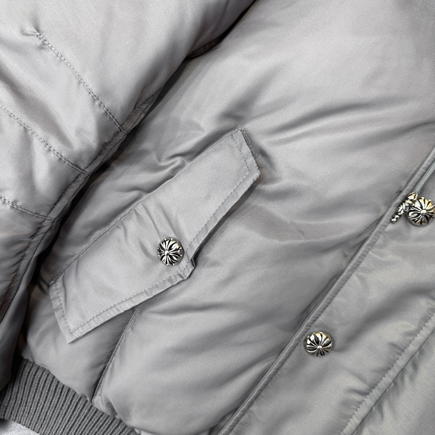 🌾克罗心 ｜ 新款羽绒服，经典品牌五金配饰，飞行员夹克版型，环保仿毛冒领，90白鹅绒填充，男女同款，尺码