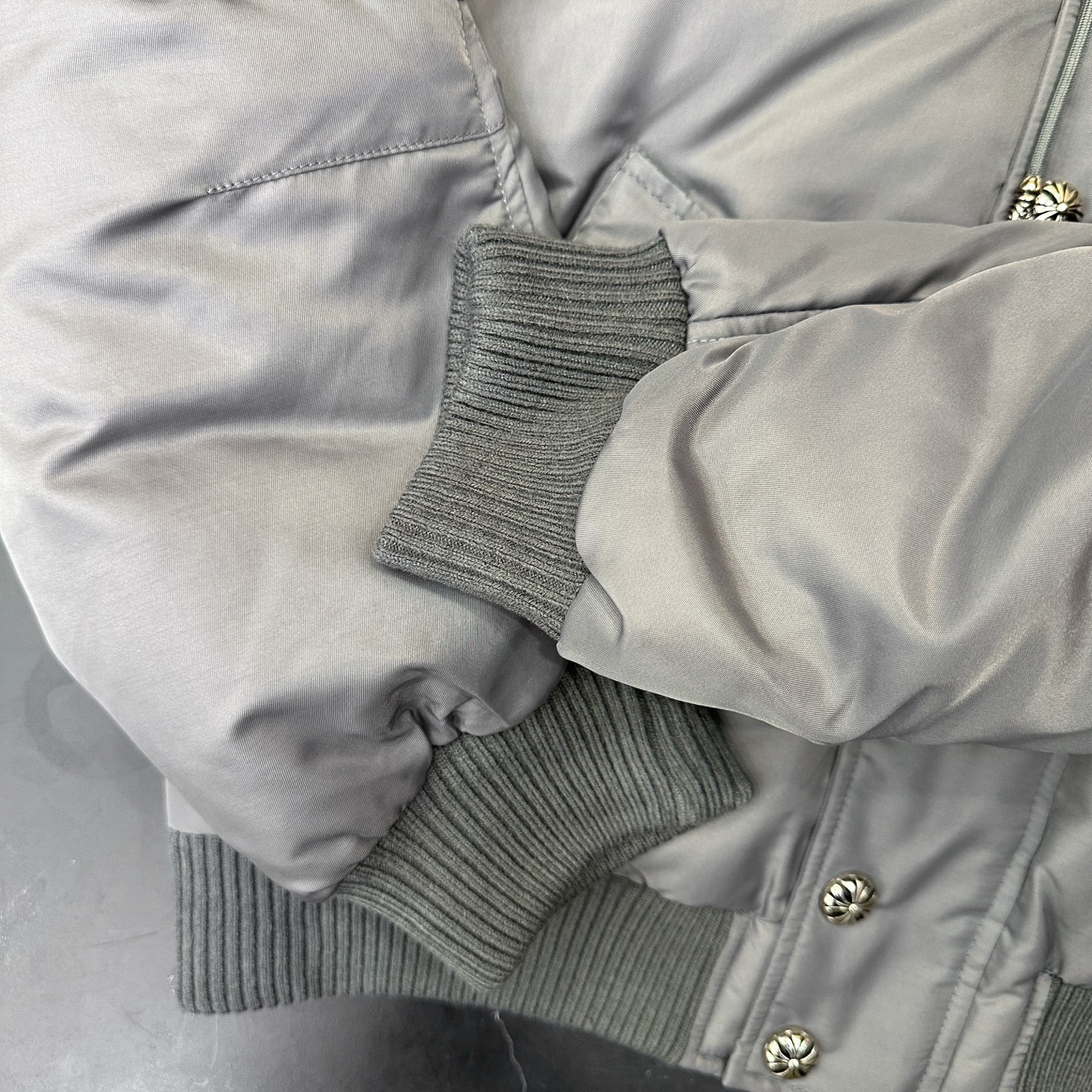 🌾克罗心 ｜ 新款羽绒服，经典品牌五金配饰，飞行员夹克版型，环保仿毛冒领，90白鹅绒填充，男女同款，尺码