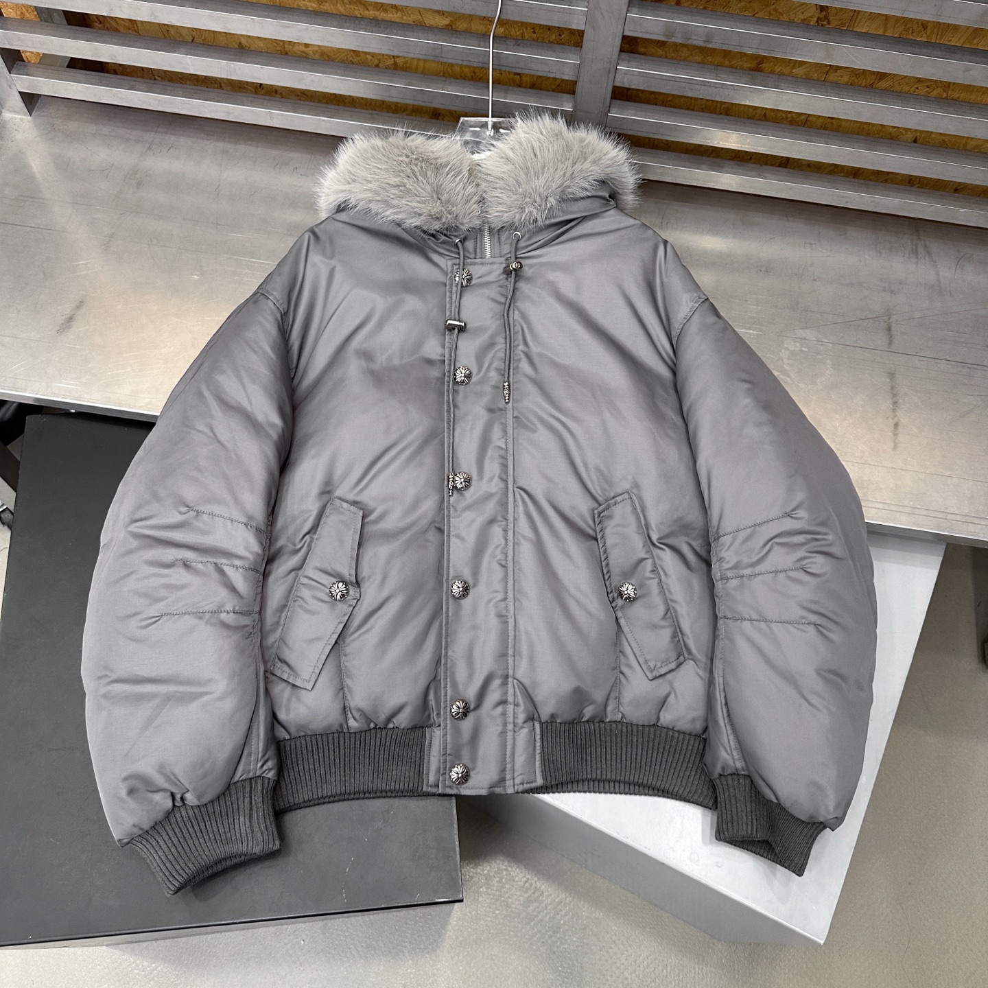 🌾克罗心 ｜ 新款羽绒服，经典品牌五金配饰，飞行员夹克版型，环保仿毛冒领，90白鹅绒填充，男女同款，尺码