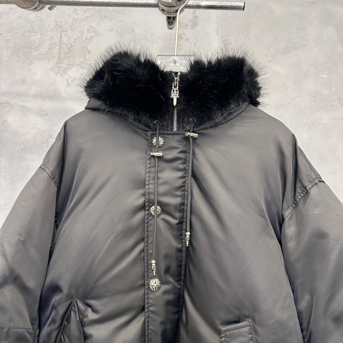 🌾克罗心 ｜ 新款羽绒服，经典品牌五金配饰，飞行员夹克版型，环保仿毛冒领，90白鹅绒填充，男女同款，尺码