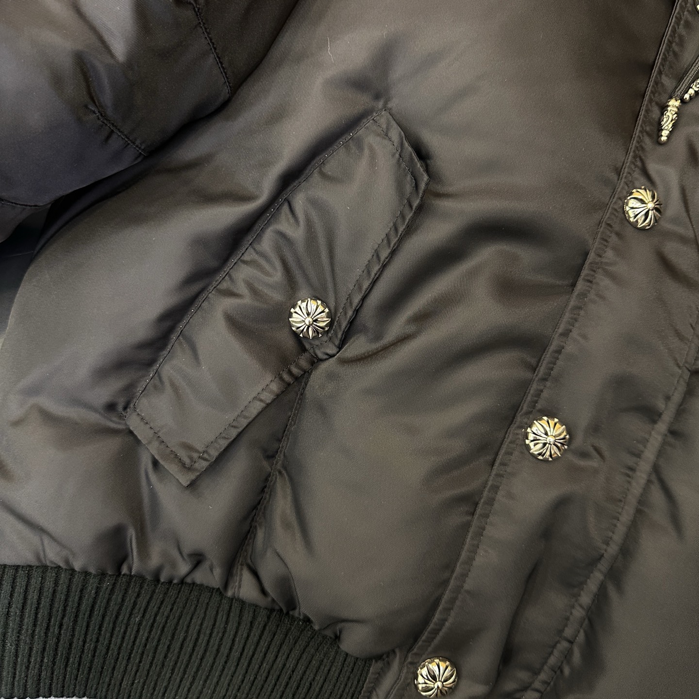 🌾克罗心 ｜ 新款羽绒服，经典品牌五金配饰，飞行员夹克版型，环保仿毛冒领，90白鹅绒填充，男女同款，尺码