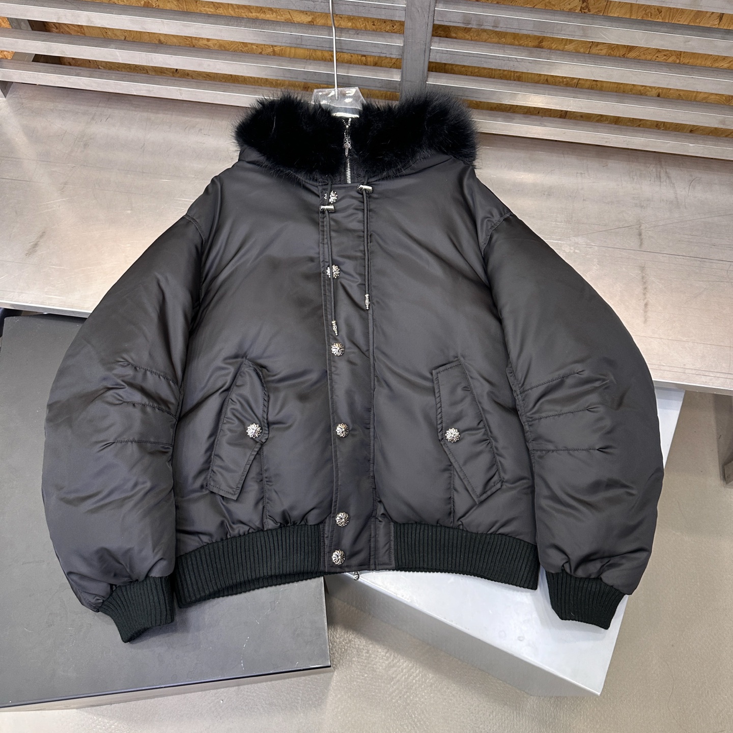 🌾克罗心 ｜ 新款羽绒服，经典品牌五金配饰，飞行员夹克版型，环保仿毛冒领，90白鹅绒填充，男女同款，尺码