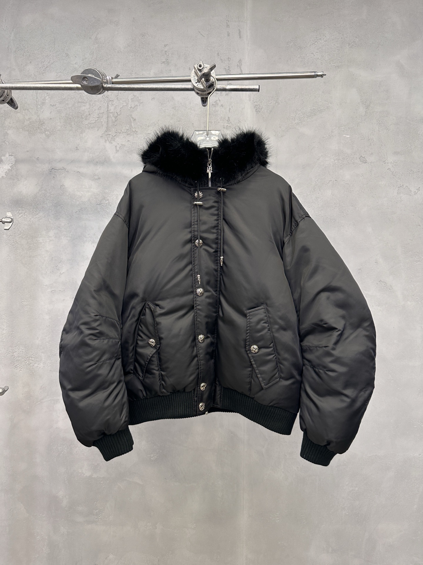 🌾克罗心 ｜ 新款羽绒服，经典品牌五金配饰，飞行员夹克版型，环保仿毛冒领，90白鹅绒填充，男女同款，尺码