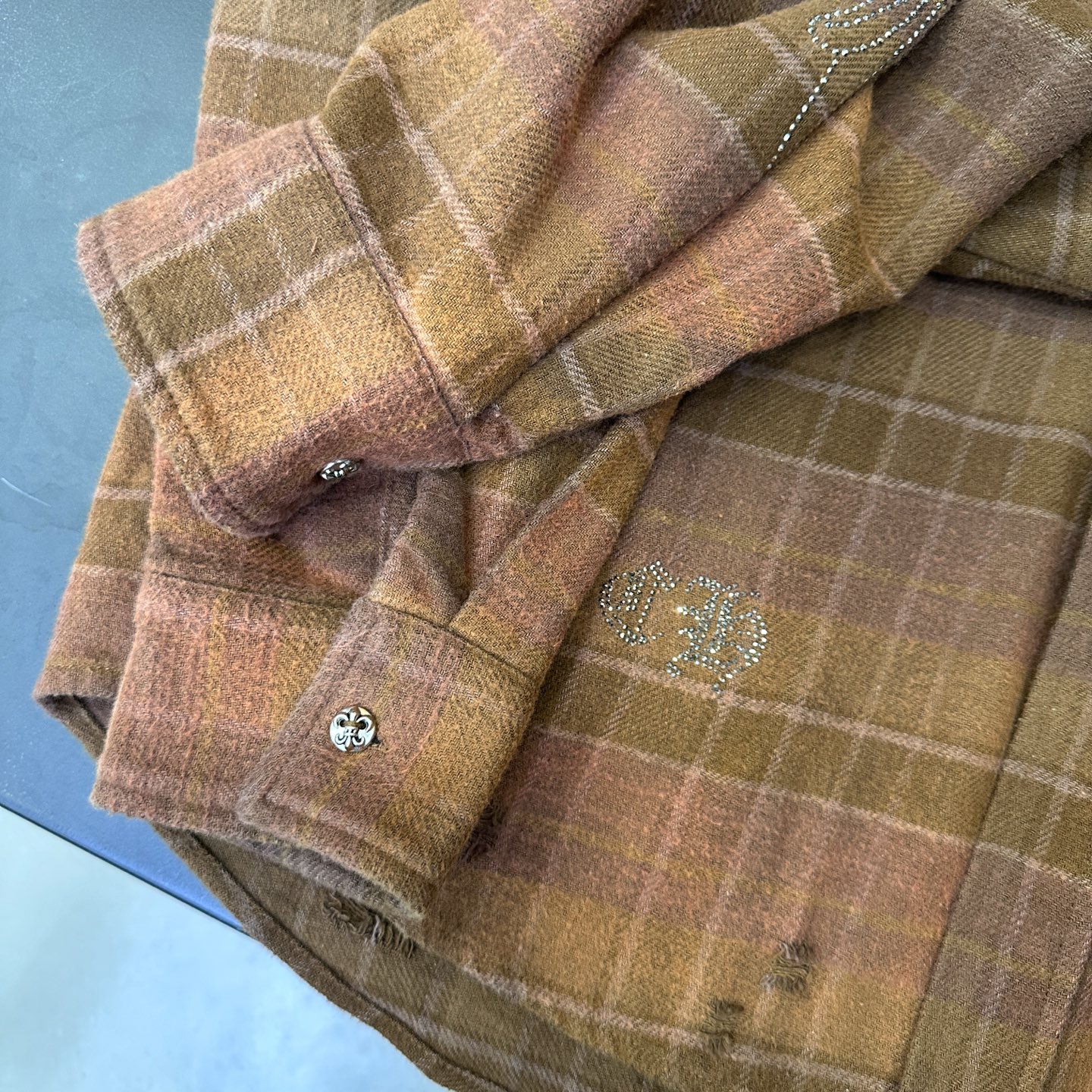 🌾克罗心 ｜ 新款格子衬衣，成衣洗水喷色吊磨工艺加成衣烫钻，全棉格子面料，男女同款，尺码sml