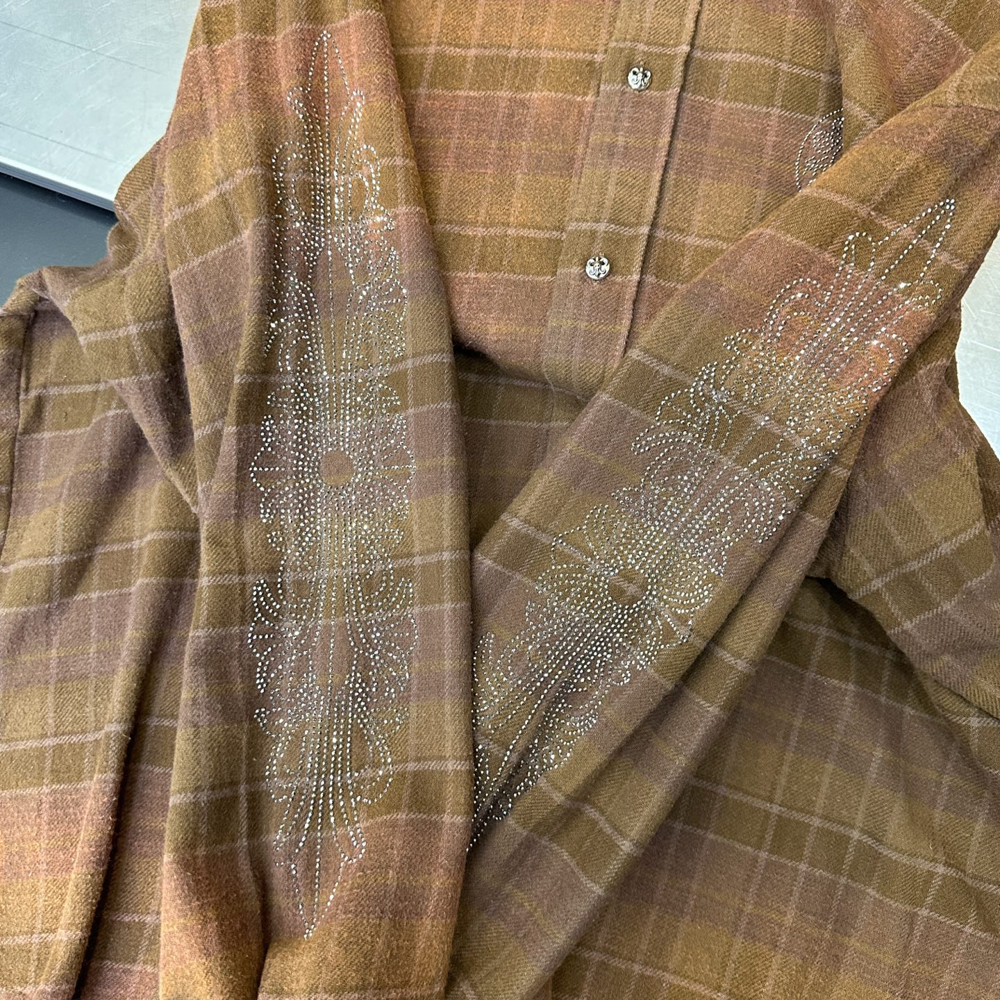 🌾克罗心 ｜ 新款格子衬衣，成衣洗水喷色吊磨工艺加成衣烫钻，全棉格子面料，男女同款，尺码sml