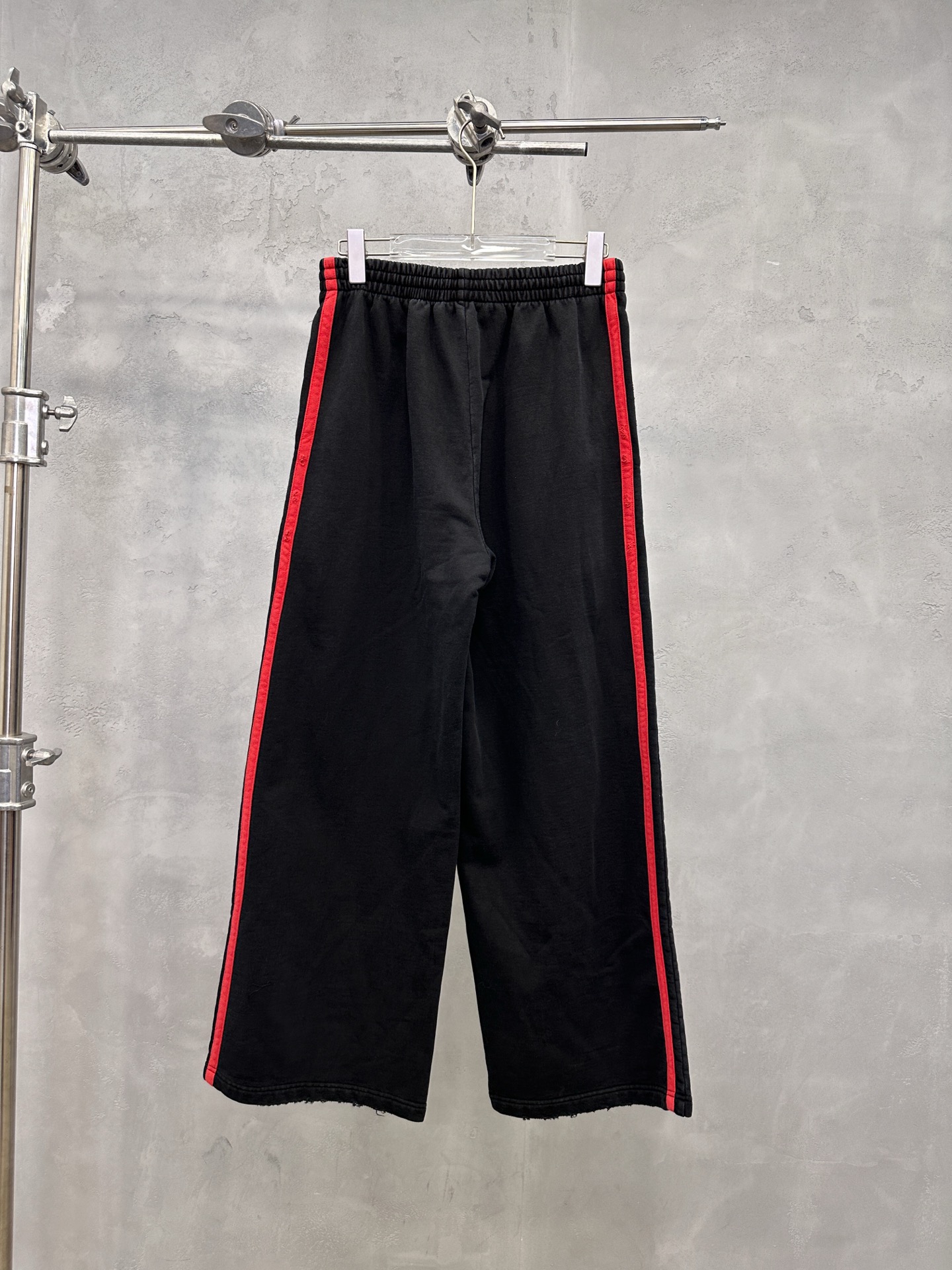 巴黎 ｜ 新款休闲卫裤，成衣洗水吊磨工艺加经典刺绣标，手工车侧杠，男女同款，尺码sml