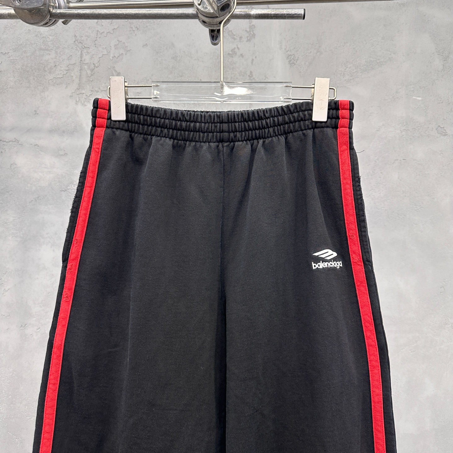 巴黎 ｜ 新款休闲卫裤，成衣洗水吊磨工艺加经典刺绣标，手工车侧杠，男女同款，尺码sml