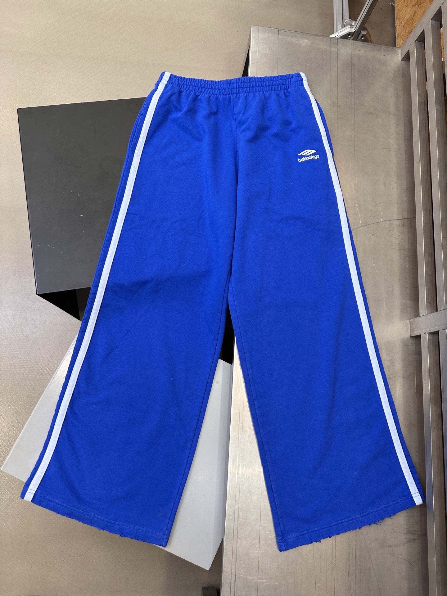 🌾巴黎 ｜ 新款休闲卫裤，成衣洗水吊磨工艺加经典刺绣标，手工车侧杠，男女同款，尺码sml