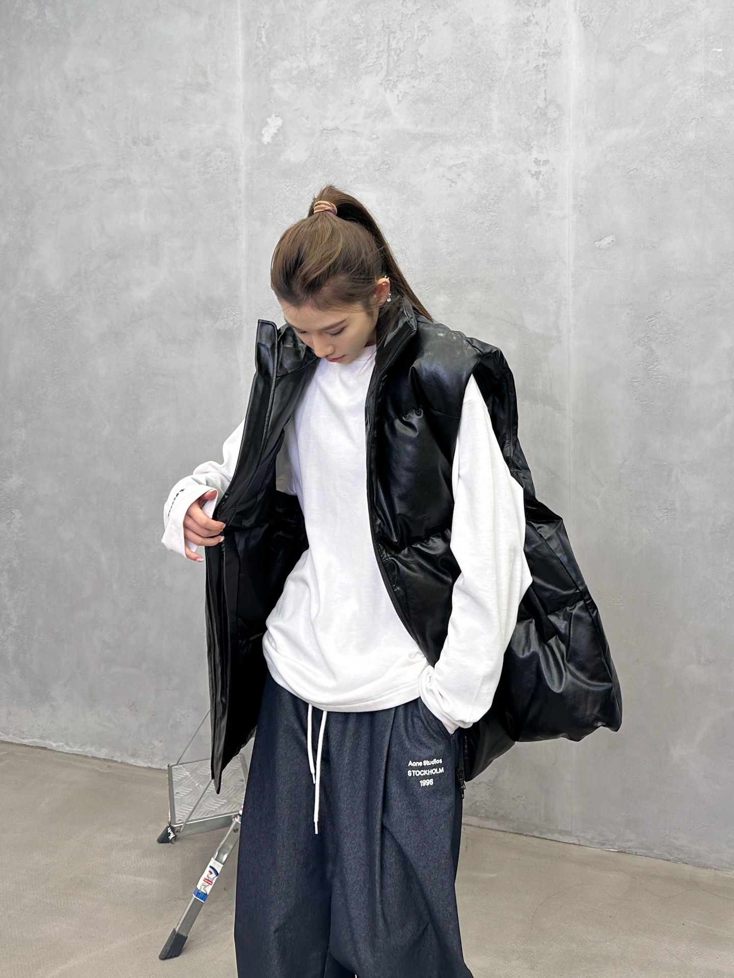 🌾巴黎 ｜ 新款羽绒马甲，经典刺绣标，环保pu仿皮面料，90白鹅绒填充，男女同款，尺码sml