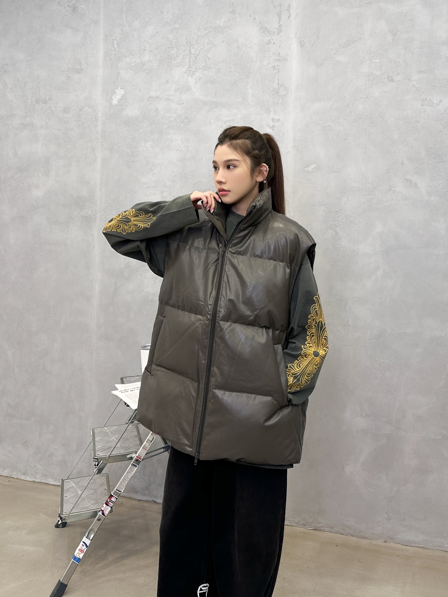 🌾巴黎 ｜ 新款羽绒马甲，经典刺绣标，环保pu仿皮面料，90白鹅绒填充，男女同款，尺码sml