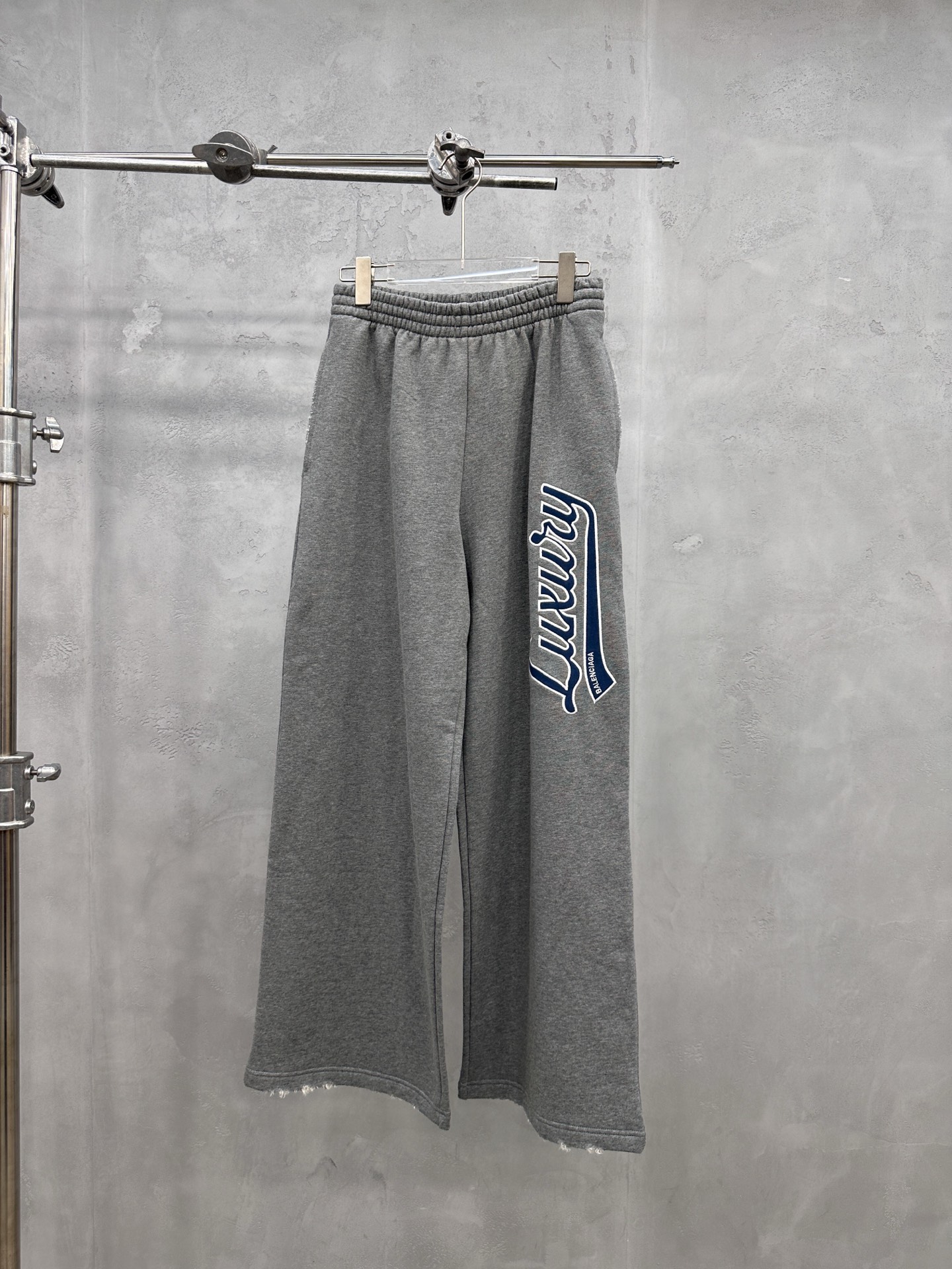 💰巴黎 ｜ 新款休闲卫裤，成衣洗水吊磨工艺叠加平绣贴布绣，男女同款，尺码sml