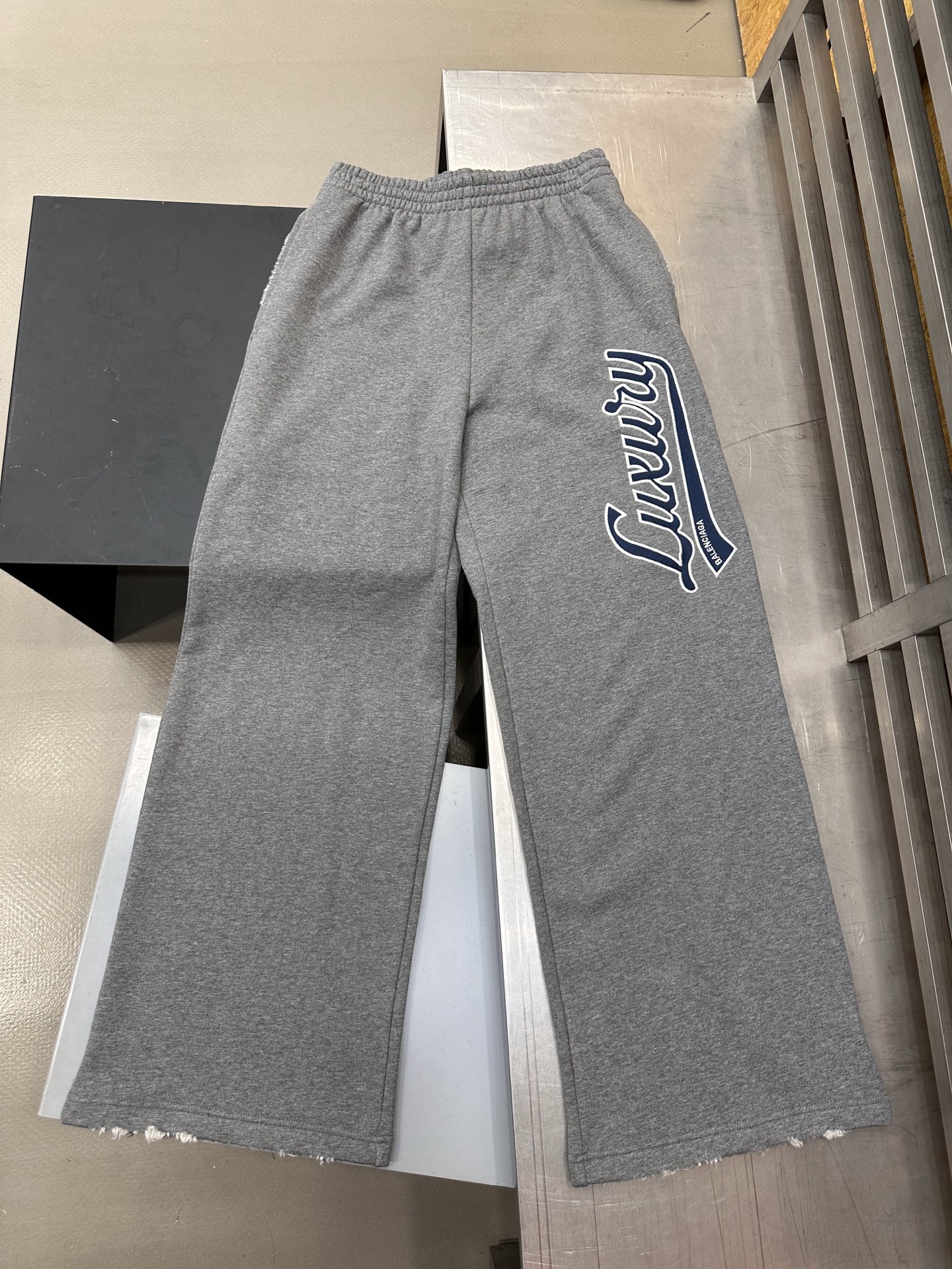 💰巴黎 ｜ 新款休闲卫裤，成衣洗水吊磨工艺叠加平绣贴布绣，男女同款，尺码sml