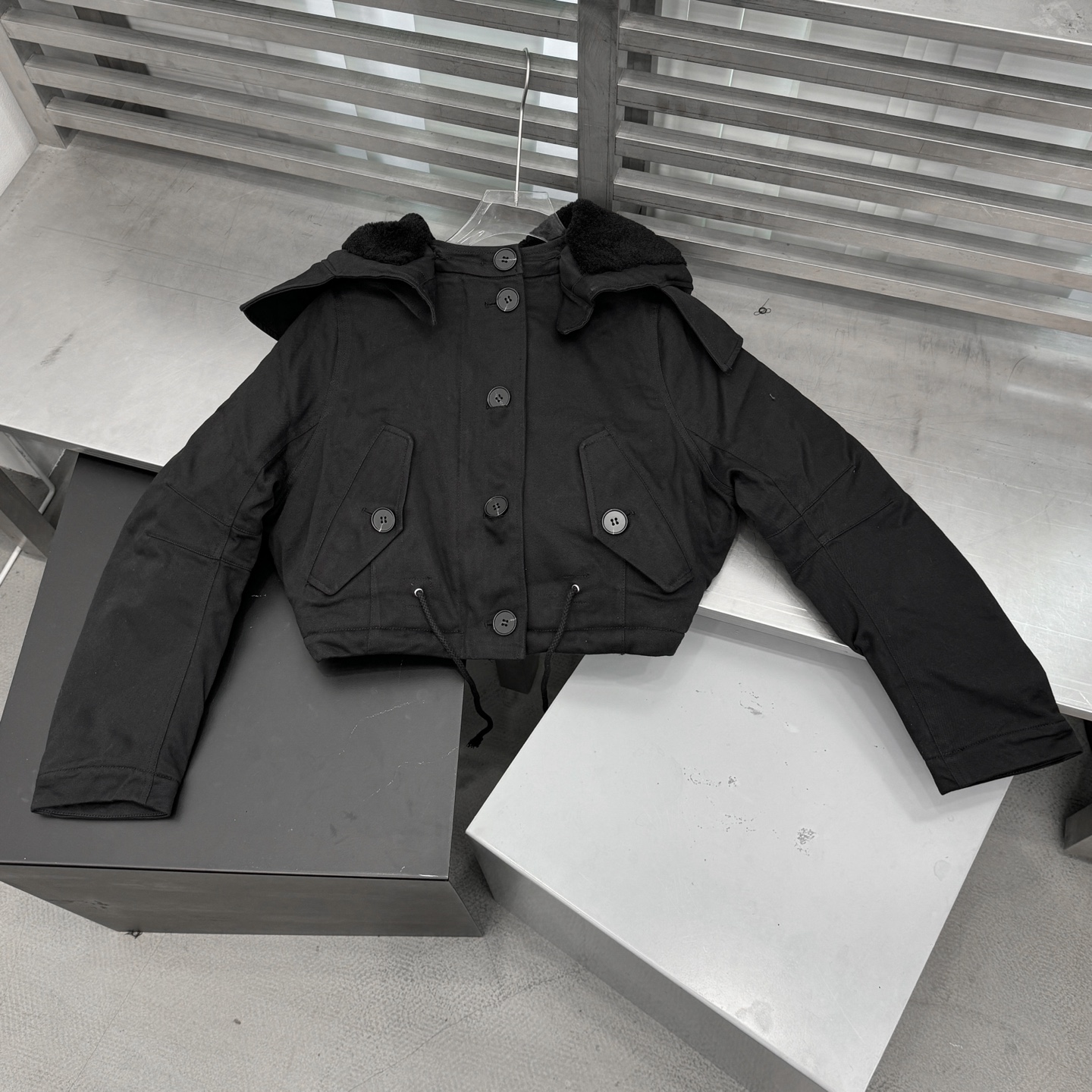 🌾P家｜新款棉服，纯棉面布，内胆采用进口高密环保毛面料，手感柔软上身亲肤，镰刀形袖边设计，甜酷十足，短款