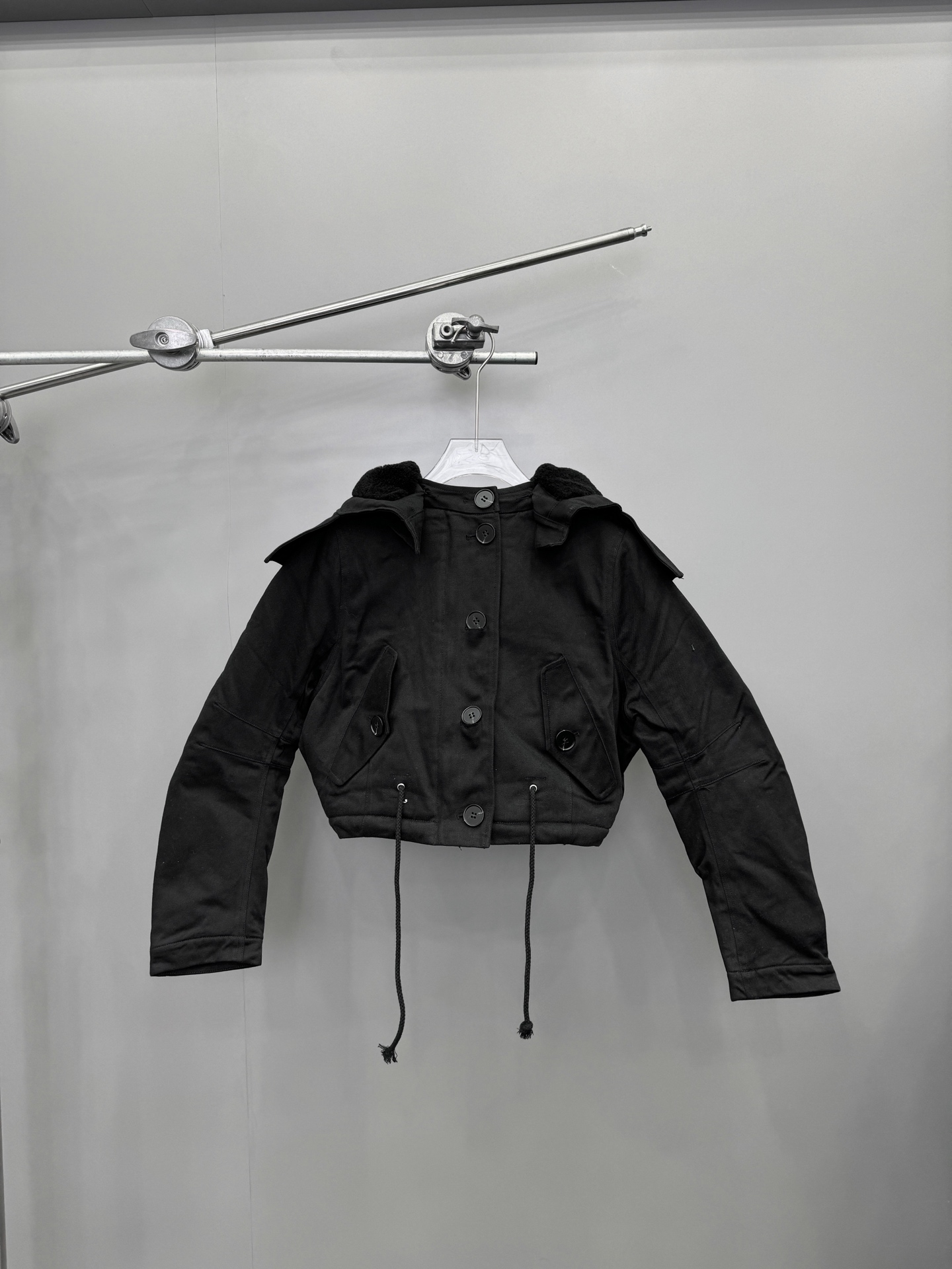 🌾P家｜新款棉服，纯棉面布，内胆采用进口高密环保毛面料，手感柔软上身亲肤，镰刀形袖边设计，甜酷十足，短款