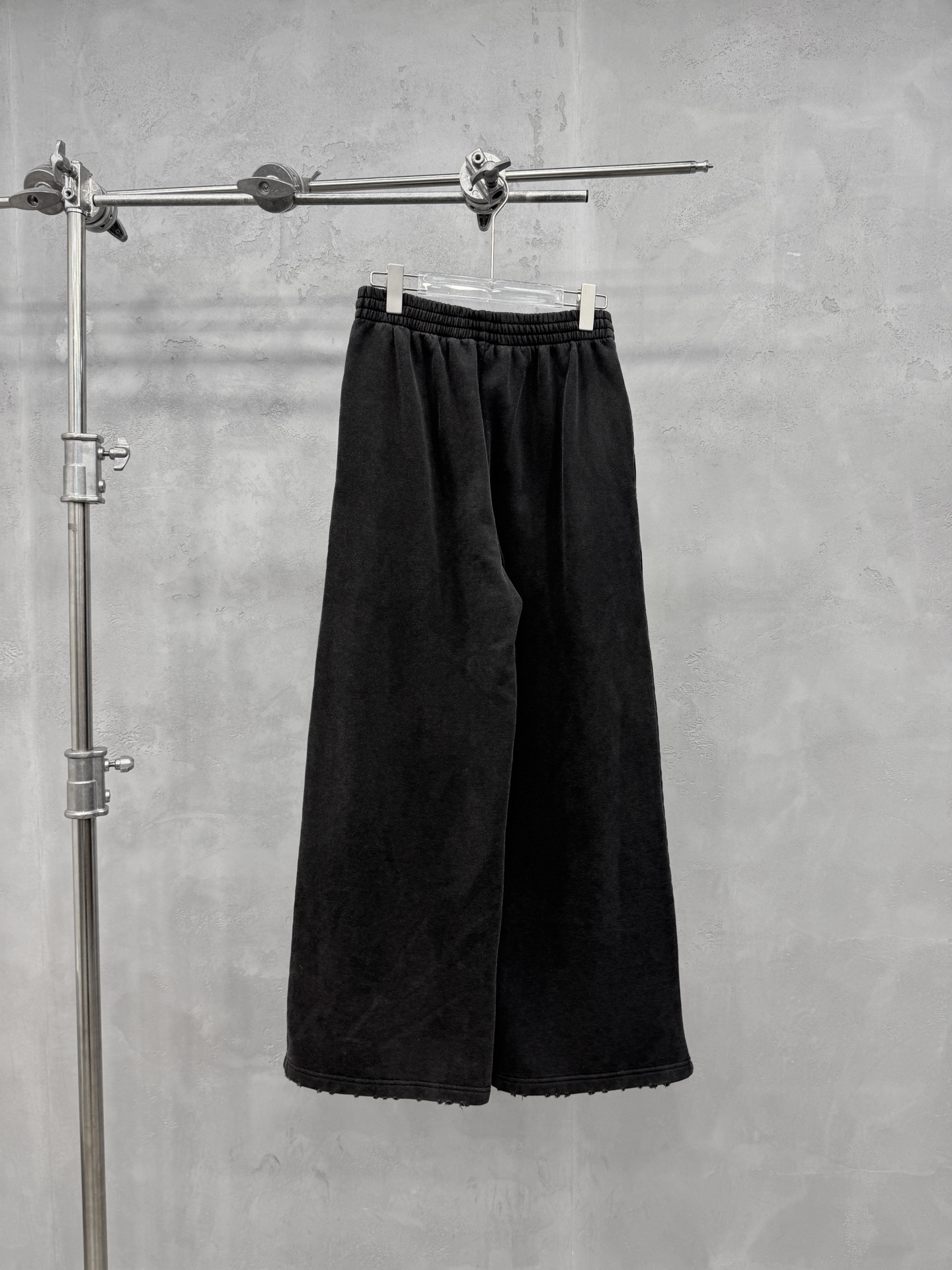 🌾巴黎 ｜ 新款休闲卫裤，成衣洗水炒色吊磨工艺加经典刺绣标，抓绒保暖面料，男女同款，尺码sml