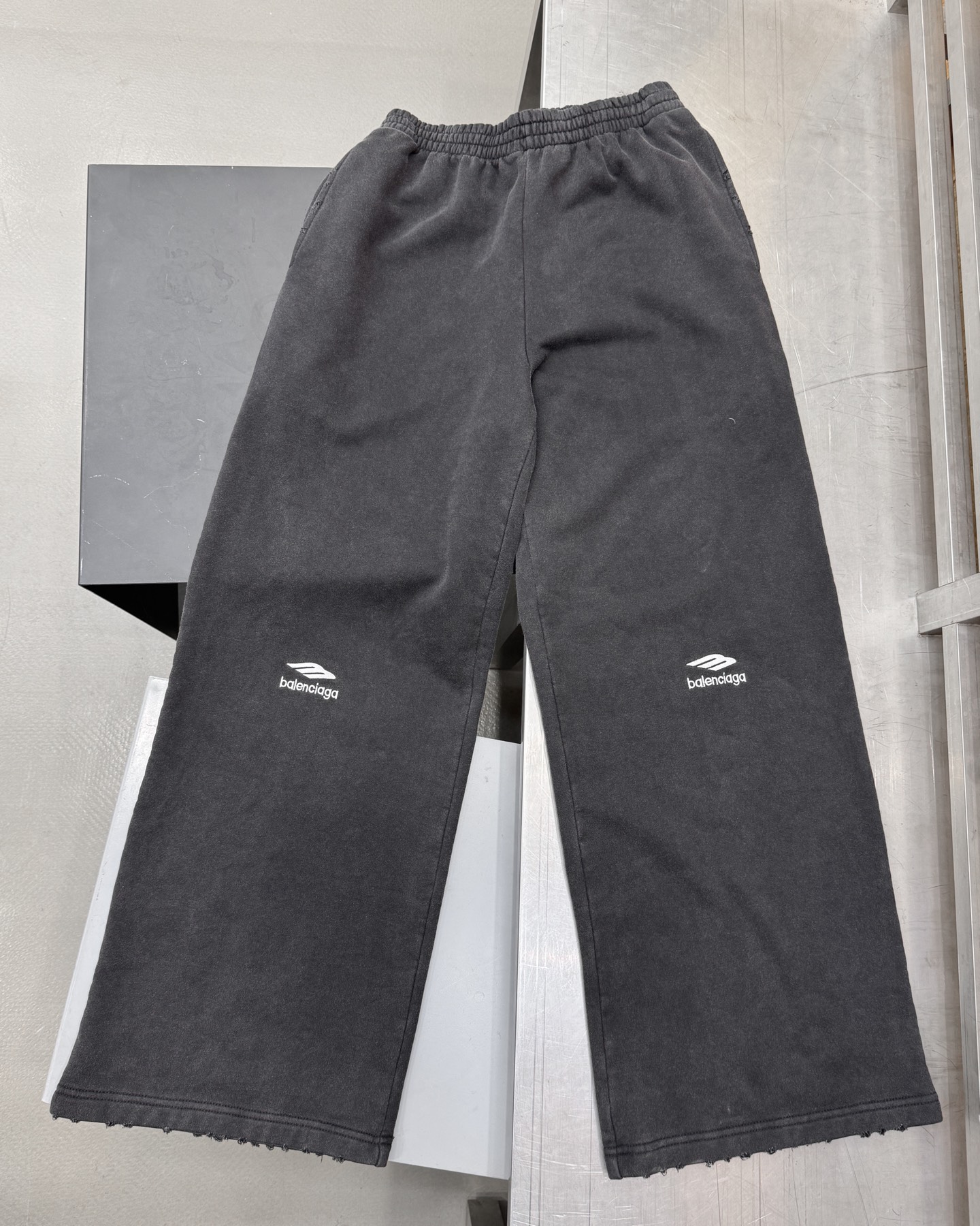 🌾巴黎 ｜ 新款休闲卫裤，成衣洗水炒色吊磨工艺加经典刺绣标，抓绒保暖面料，男女同款，尺码sml