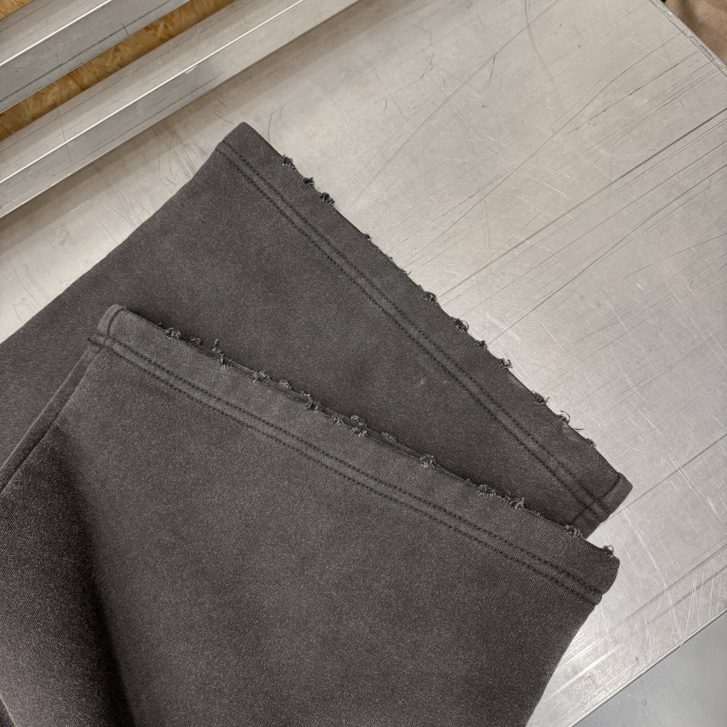 🌾巴黎 ｜ 新款休闲卫裤，成衣洗水炒色吊磨工艺加经典刺绣标，抓绒保暖面料，男女同款，尺码sml